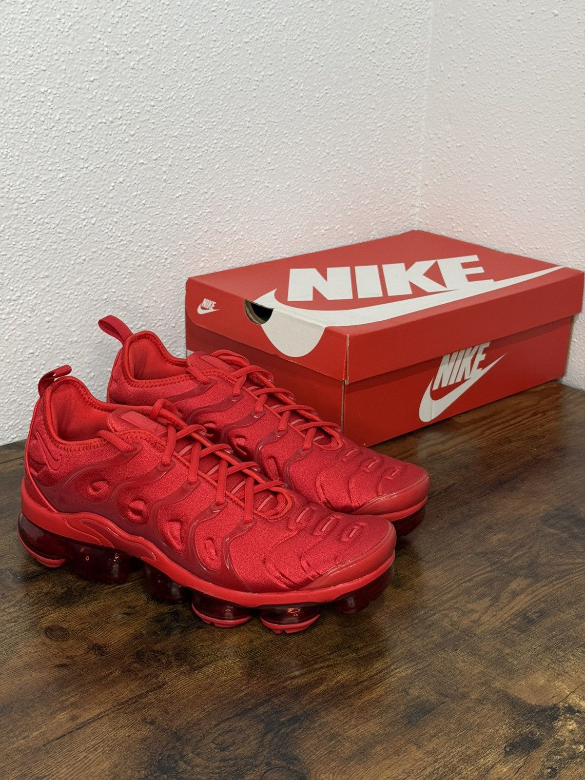 Nike Nike Air Vapormax Plus Triple Red size 9 Size US 9 / EU 42 - 1 Thumbnail