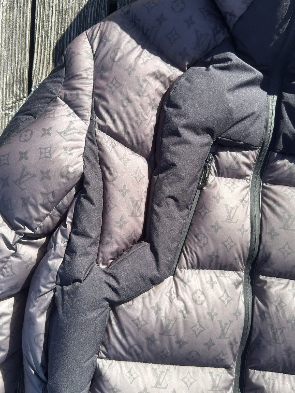Louis Vuitton Louis Vuitton x Virgil Abloh - 2054 Heat reactive Puffer Size US M / EU 48-50 / 2 - 4 Thumbnail