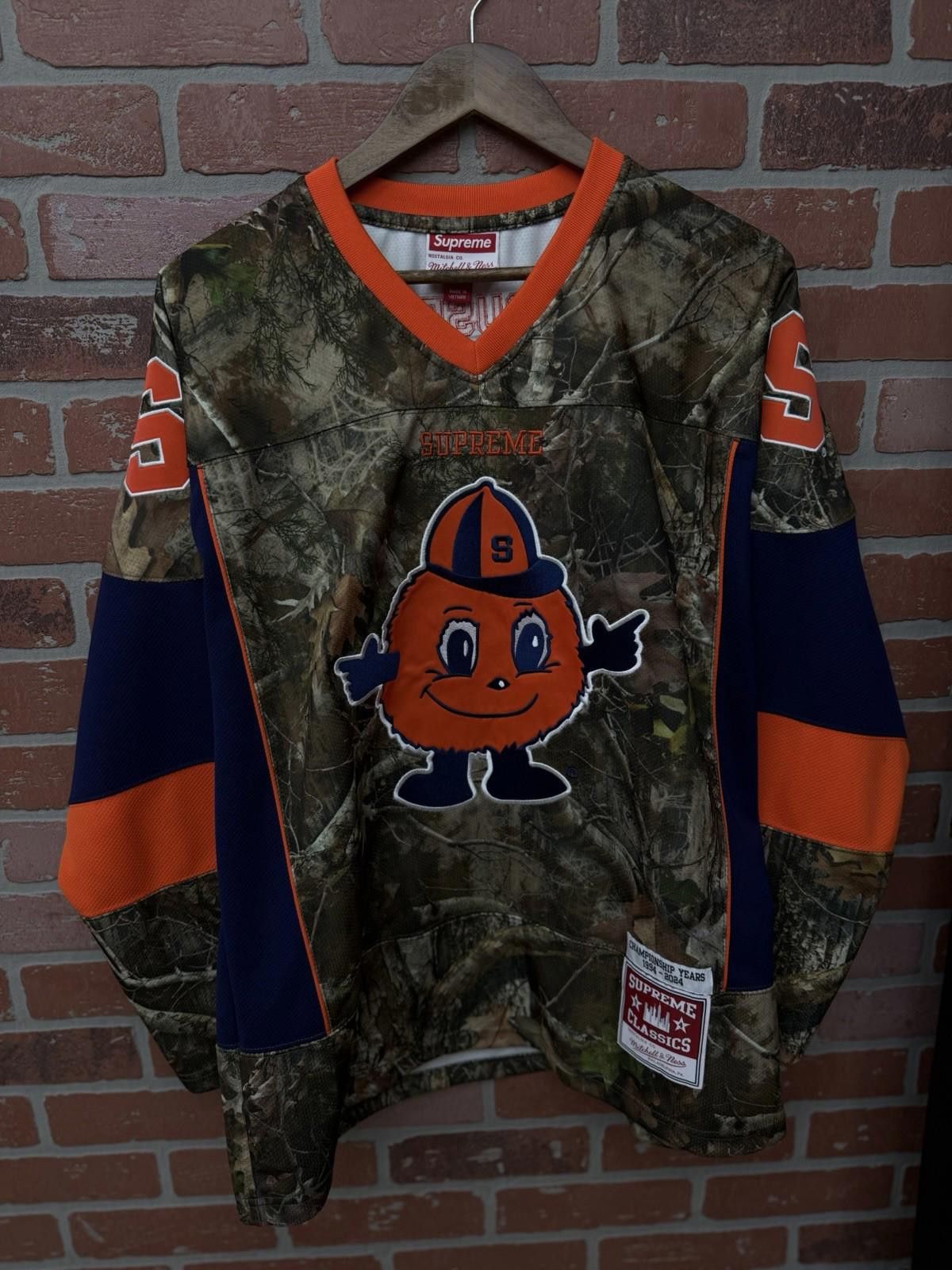 Supreme Supreme Mitchell & Ness NCAA Hockey Jersey Camo FW24 Size M Size US M / EU 48-50 / 2 - 2 Thumbnail