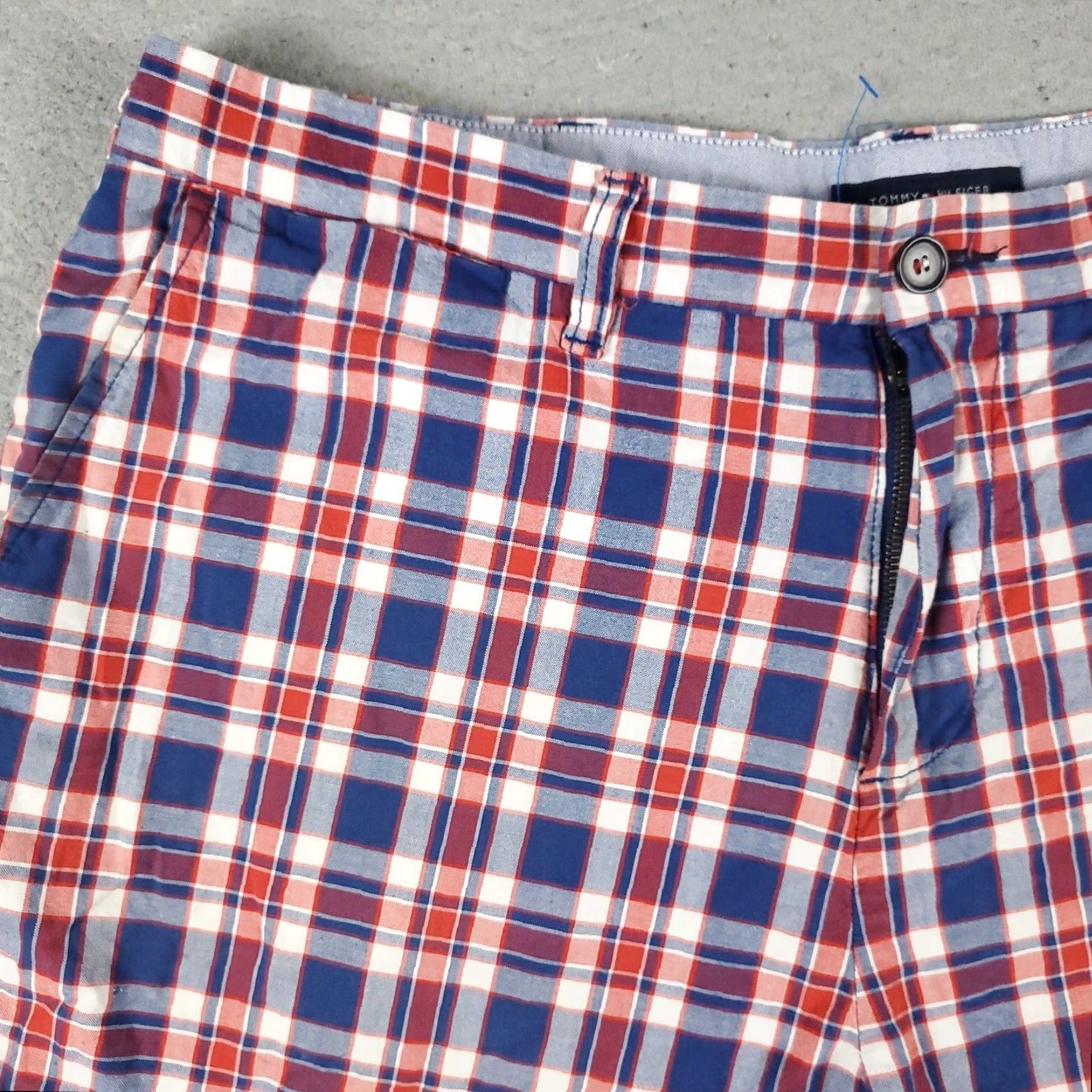Tommy Hilfiger VINTAGE Tommy Hilfiger Shorts Mens Size 38 Chino Flat Front Casual Red Plaid Classic Size US 38 / EU 54 - 2 Thumbnail