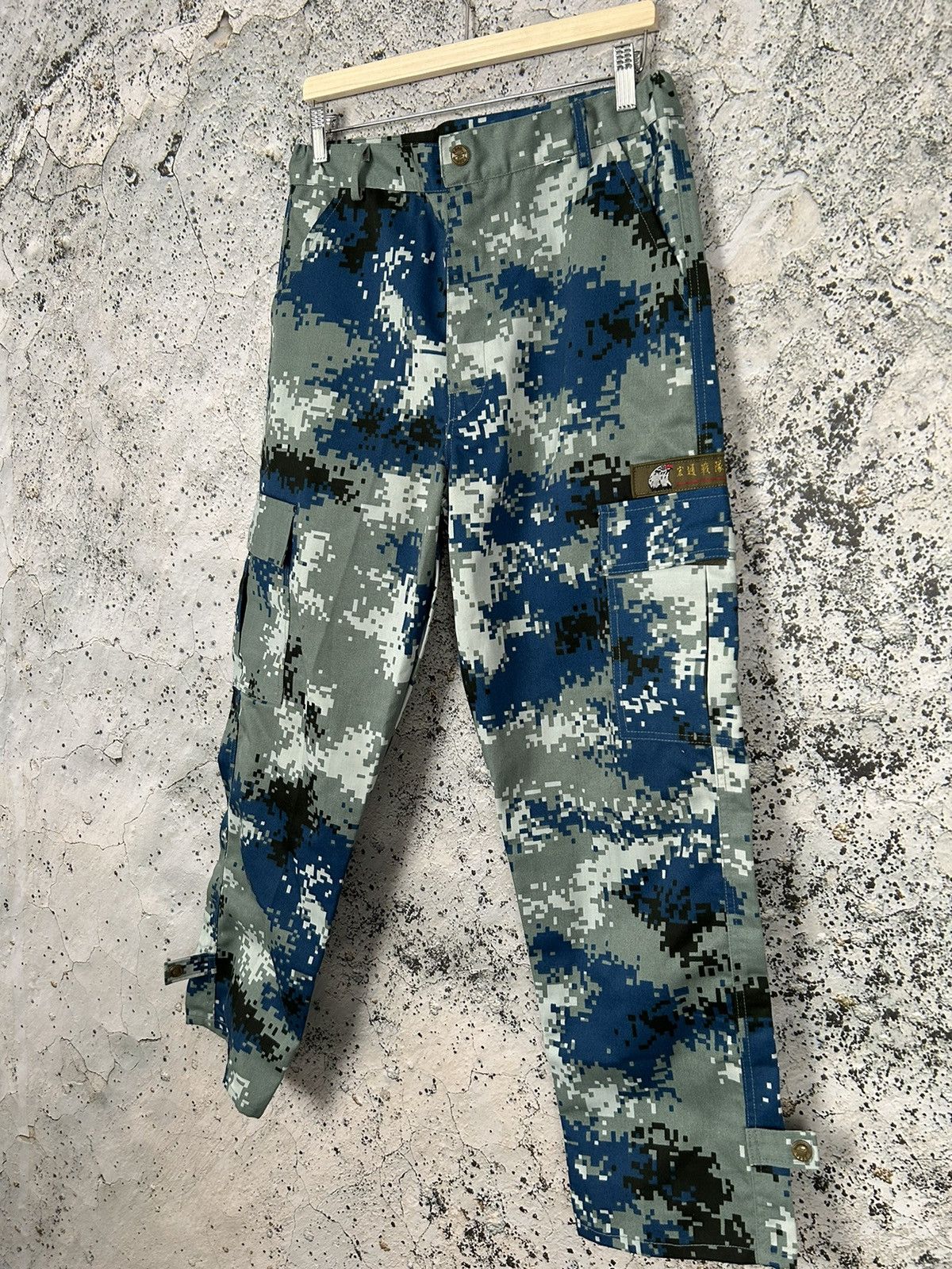 Vintage Vintage Pixel Camo Blue Cargo Pants Japanese Hype Skate Size US 34 / EU 50 - 2 Thumbnail