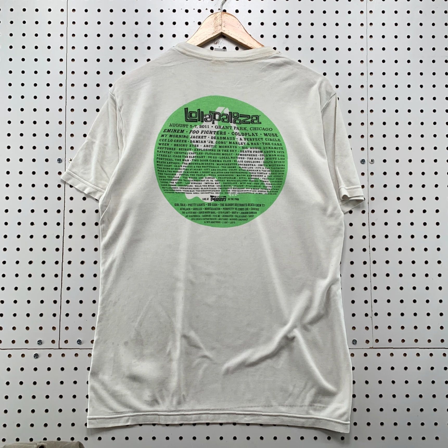 Vintage Lollapalooza 2011 Shirt Mens L White Distressed Music Chicago Festival 20.5x28 Size US L / EU 52-54 / 3 - 2 Thumbnail