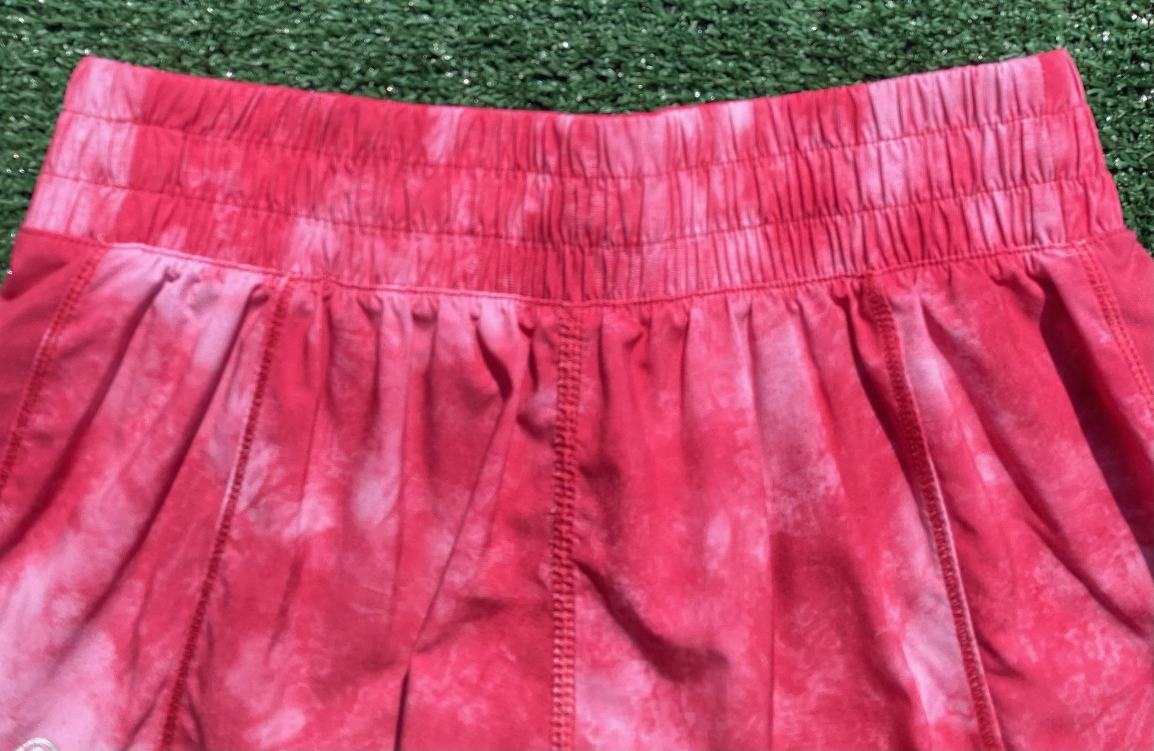 Lululemon Lululemon Beat The Heat Pink Tidal Trip Hotty Hot Shorts 4 Size 28" / US 6 / IT 42 - 4 Thumbnail