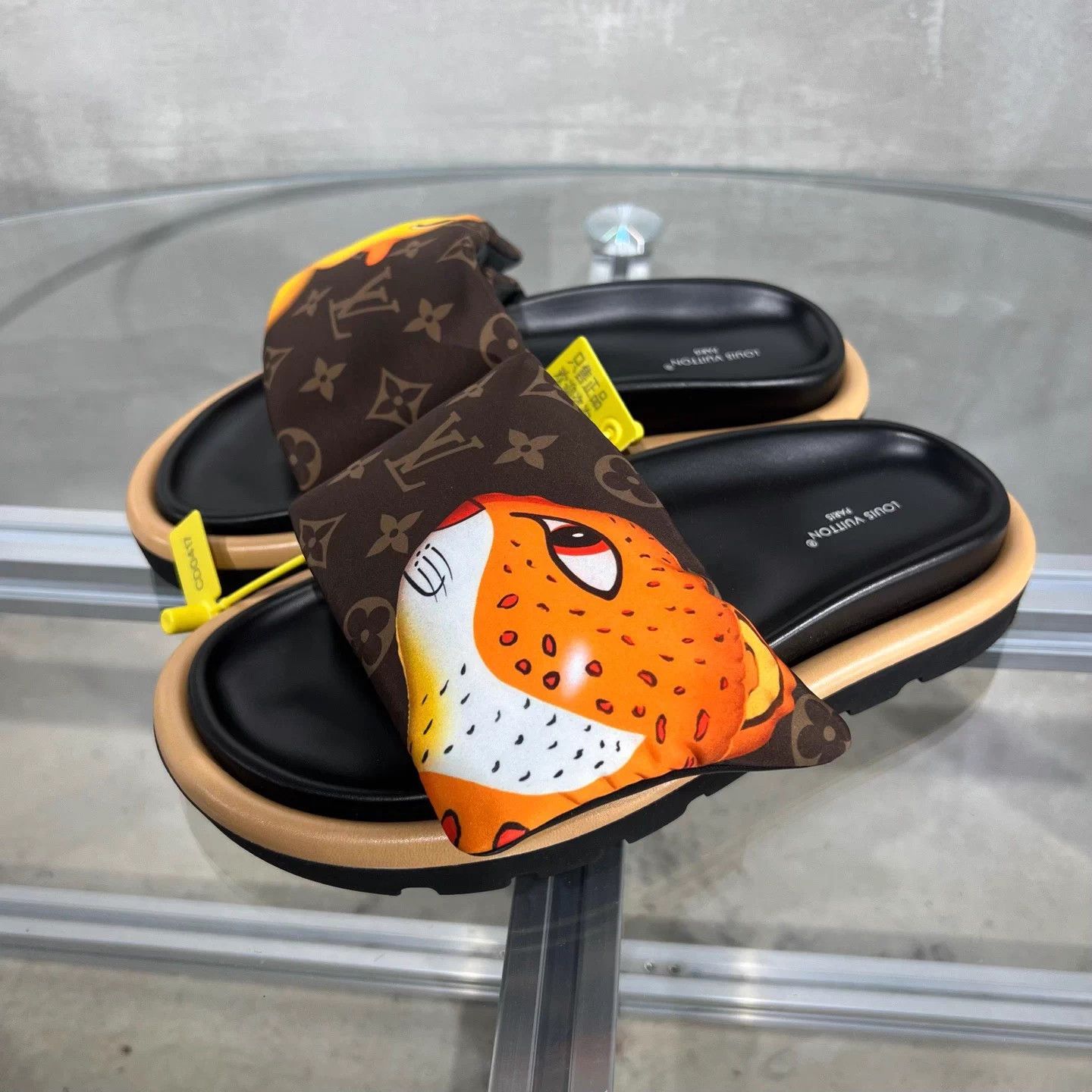 Louis Vuitton LV Pool Pillow Comfort animal print brown UK3 slipper Size US 5.5 / IT 35.5 - 2 Thumbnail