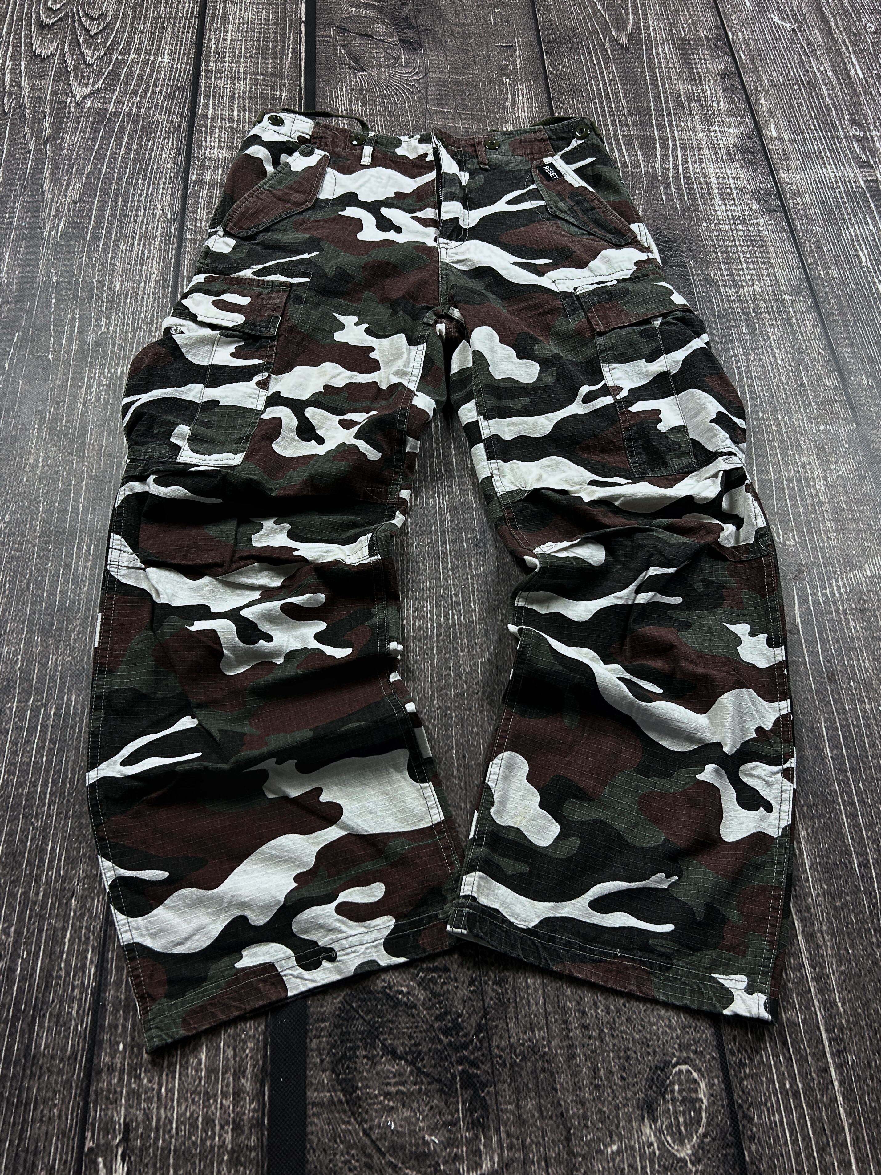 Japanese Brand VTG Camo Cargo Pants Military Style Y2K Baggy Multi Pocket Size US 30 / EU 46 - 1 Thumbnail