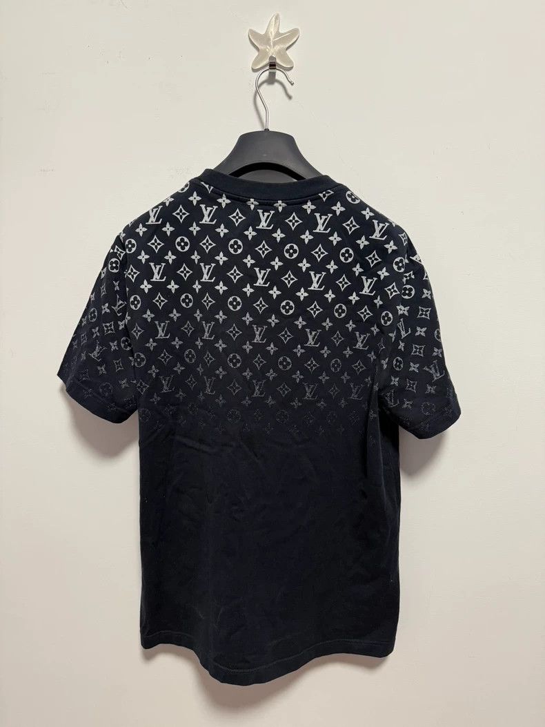 Louis Vuitton Louis Vuitton Gradient logo short sleeve 2502-Nextarrow Size US M / EU 48-50 / 2 - 2 Thumbnail