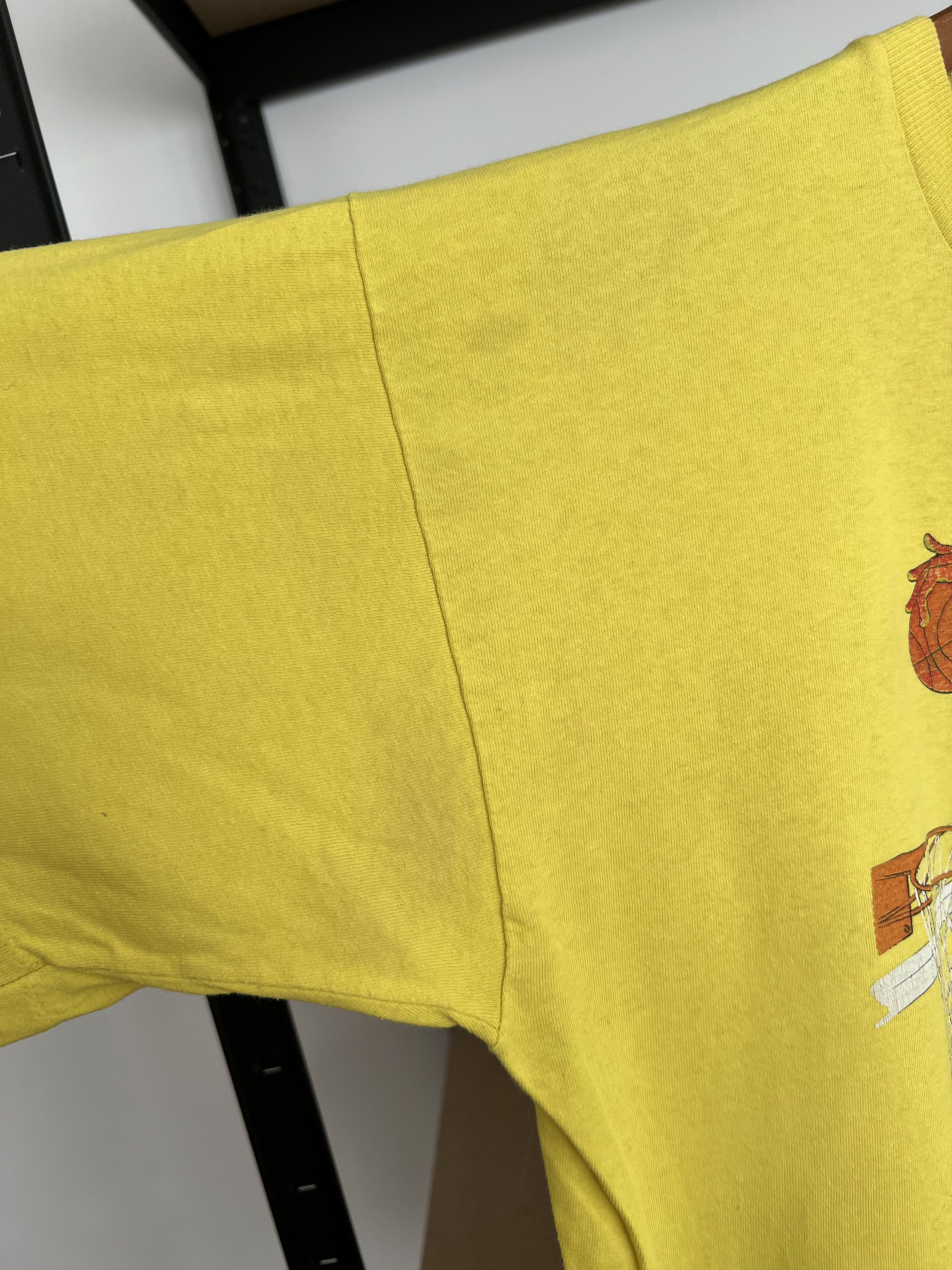 Vintage Vintage 1988 Air Waves Hang Time NBA Basketball Art T-shirt Size US L / EU 52-54 / 3 - 12 Thumbnail