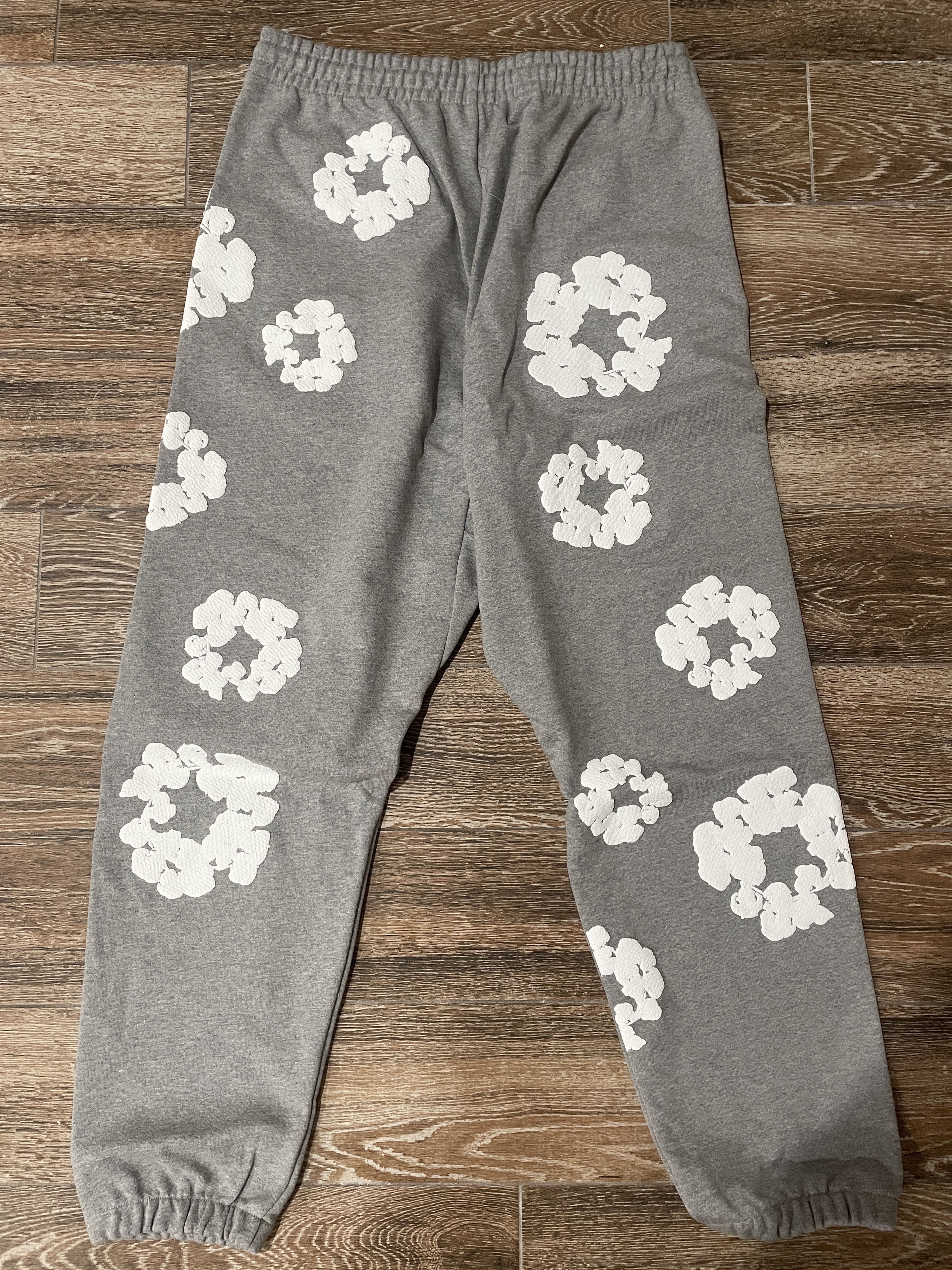 DENIM TEARS Denim Tears Cotton Wreath Grey Sweatpants XLarge XL NEW Gray Size US 40 / EU 56 - 2 Thumbnail