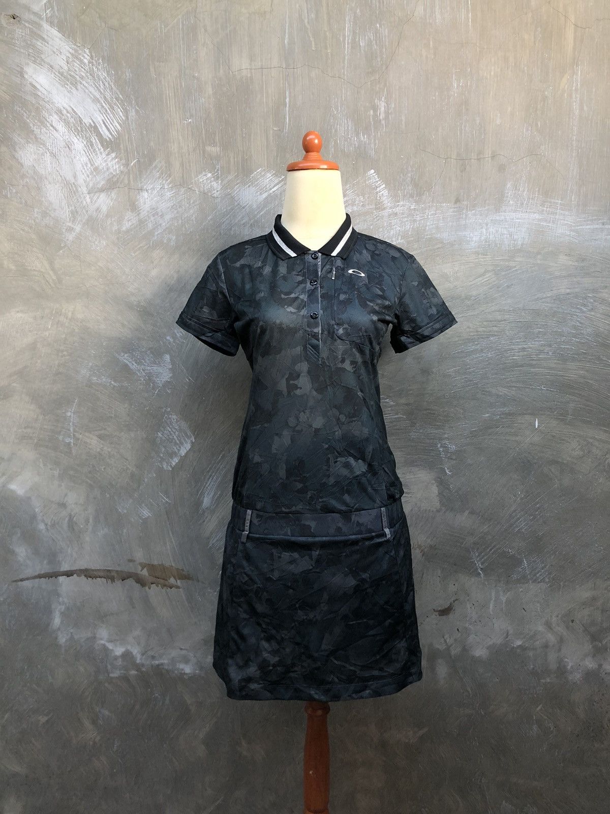 Oakley × Vintage Oakley Sport Midi Dress Army Pattern Size M / US 6-8 / IT 42-44 - 1 Thumbnail