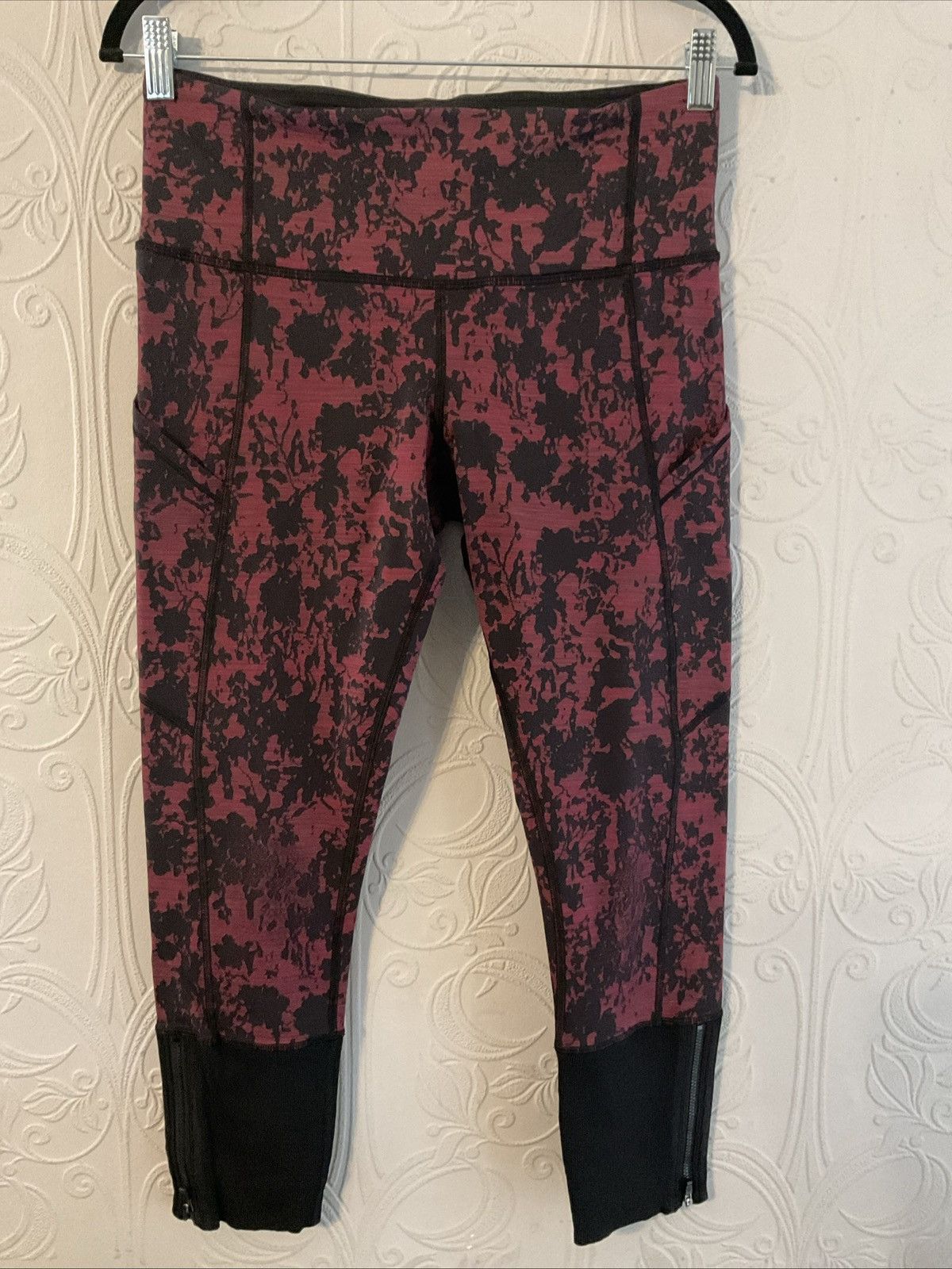 Lululemon Lululemon leggings in burgundy and black size m Size 30" / US 8 / IT 44 - 2 Thumbnail