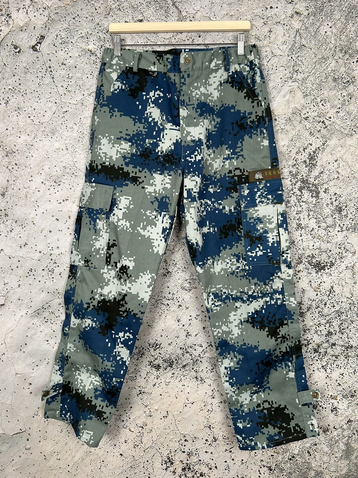 Vintage Vintage Pixel Camo Blue Cargo Pants Japanese Hype Skate Size US 34 / EU 50 - 1 Thumbnail