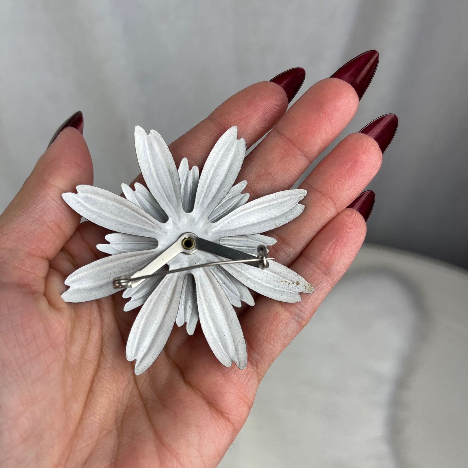 Vintage VTG 1960’s Black White Daisy Flower Brooch Pin Metal Enamel Size ONE SIZE - 21 Thumbnail