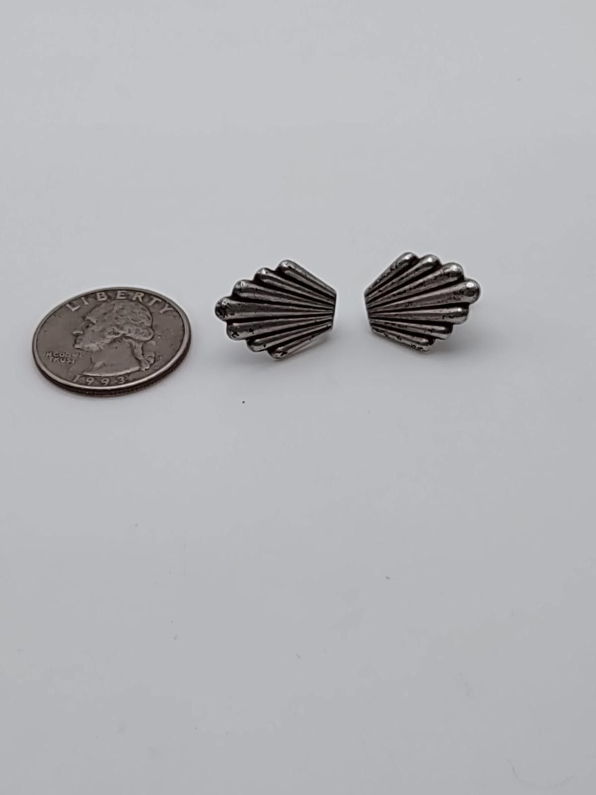 The Unbranded Brand Vintage Sterling Silver Scalloped Shell Screw Back Earrings Size ONE SIZE - 3 Thumbnail