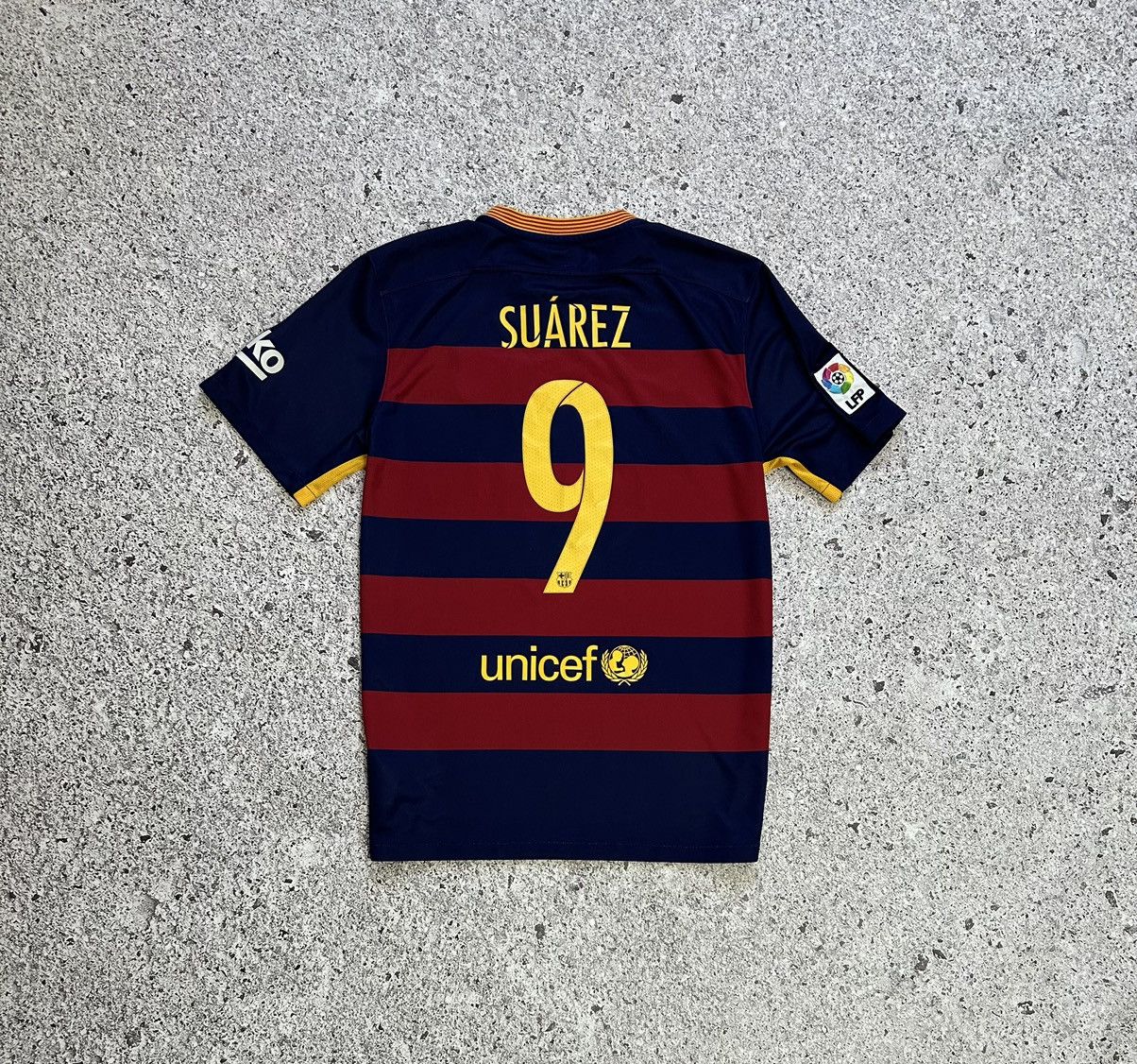 Nike Rare Nike FC Barcelona Suarez 2015 2016 Home Soccer Jersey Size US L / EU 52-54 / 3 - 6 Thumbnail