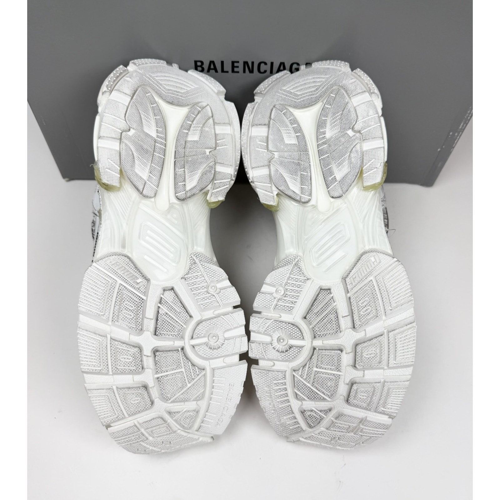 Balenciaga Size 39EU/6US - Balenciaga Runner White Distressed NEW Size US 6 / EU 39 - 8 Thumbnail