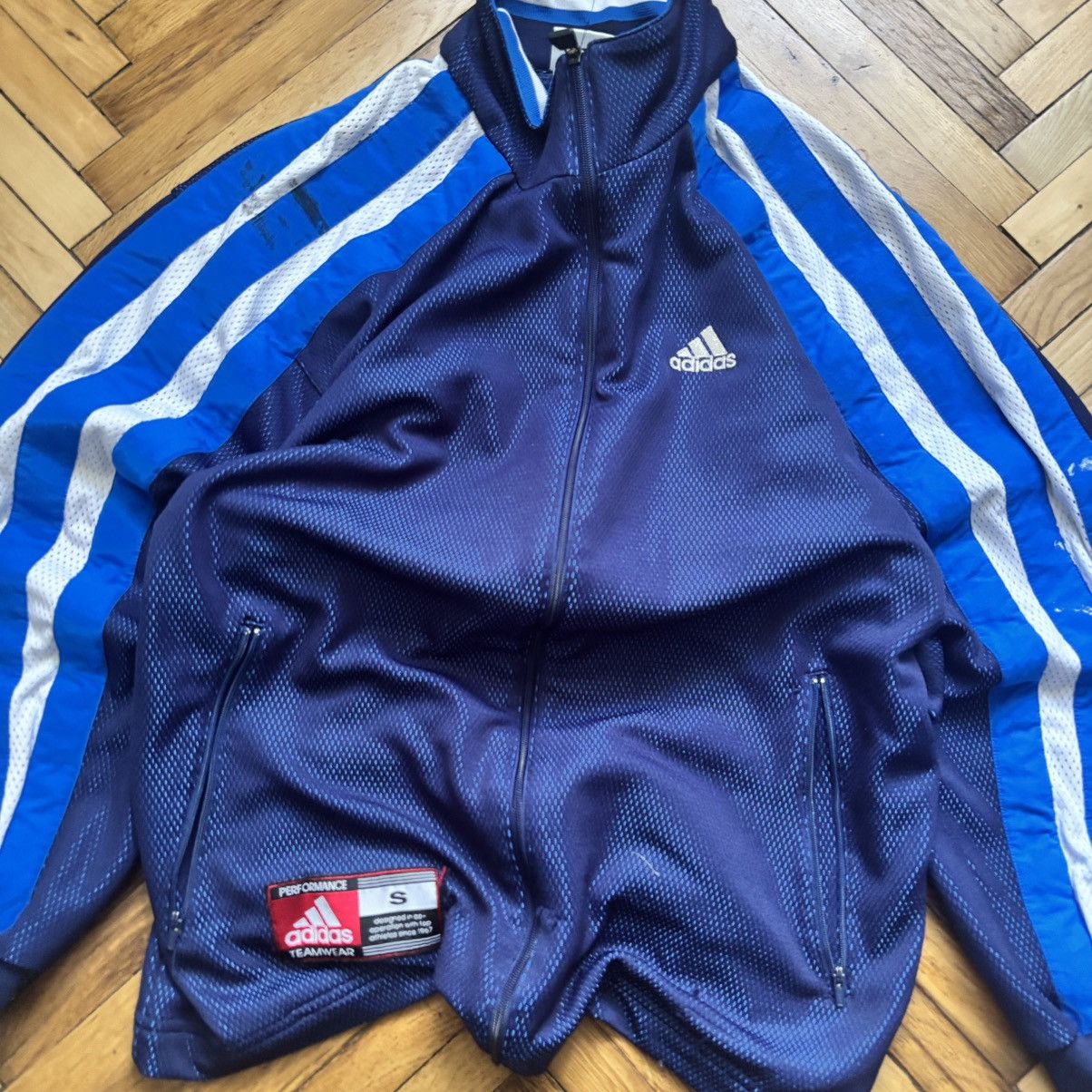 Vintage Vintage Avant-Garde Adidas Basketball Zip Jersey Size US S / EU 44-46 / 1 - 2 Thumbnail