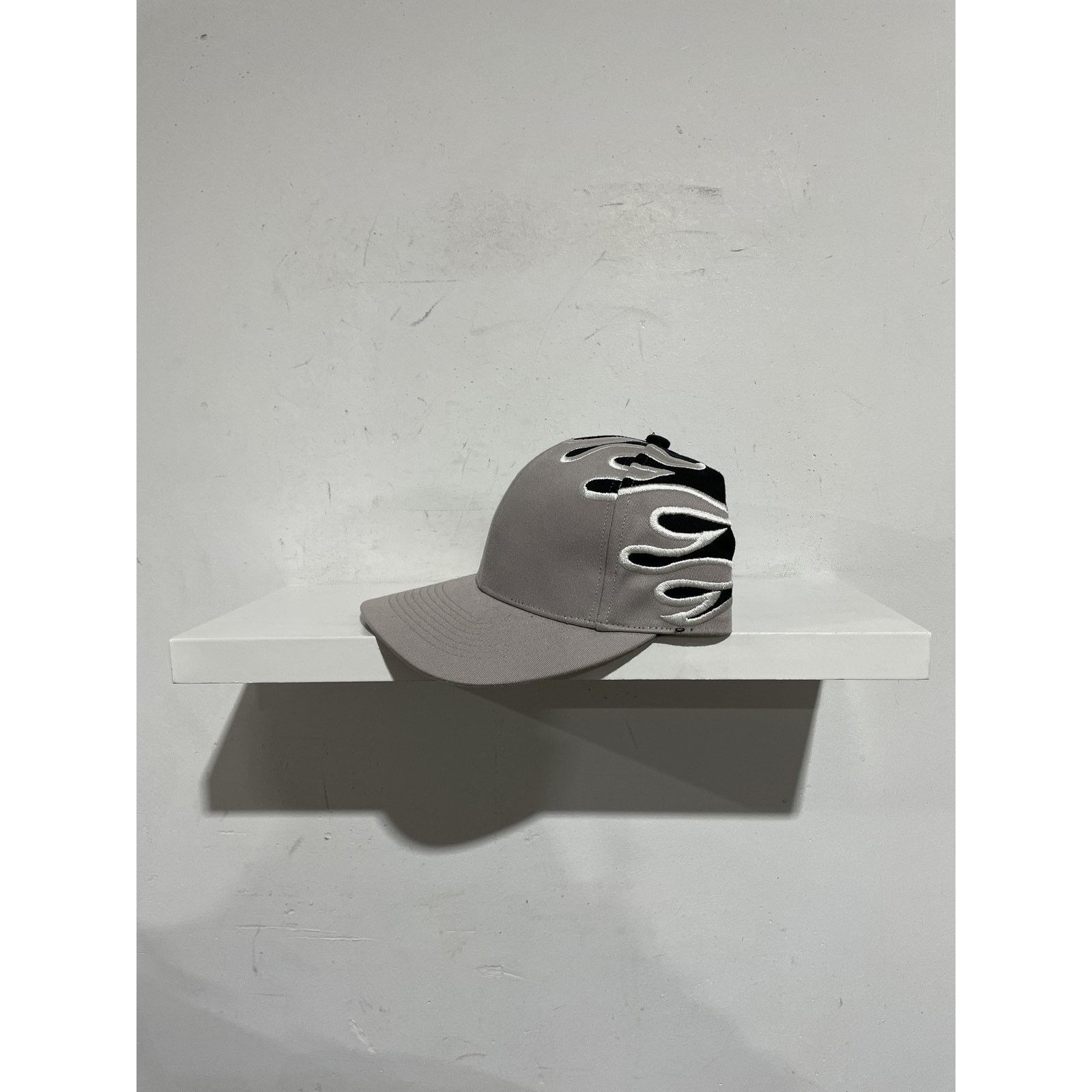 Other KATI SPORTS CAP SUPREME FLAME GREY/BLACK PREOWNED Size ONE SIZE - 2 Thumbnail