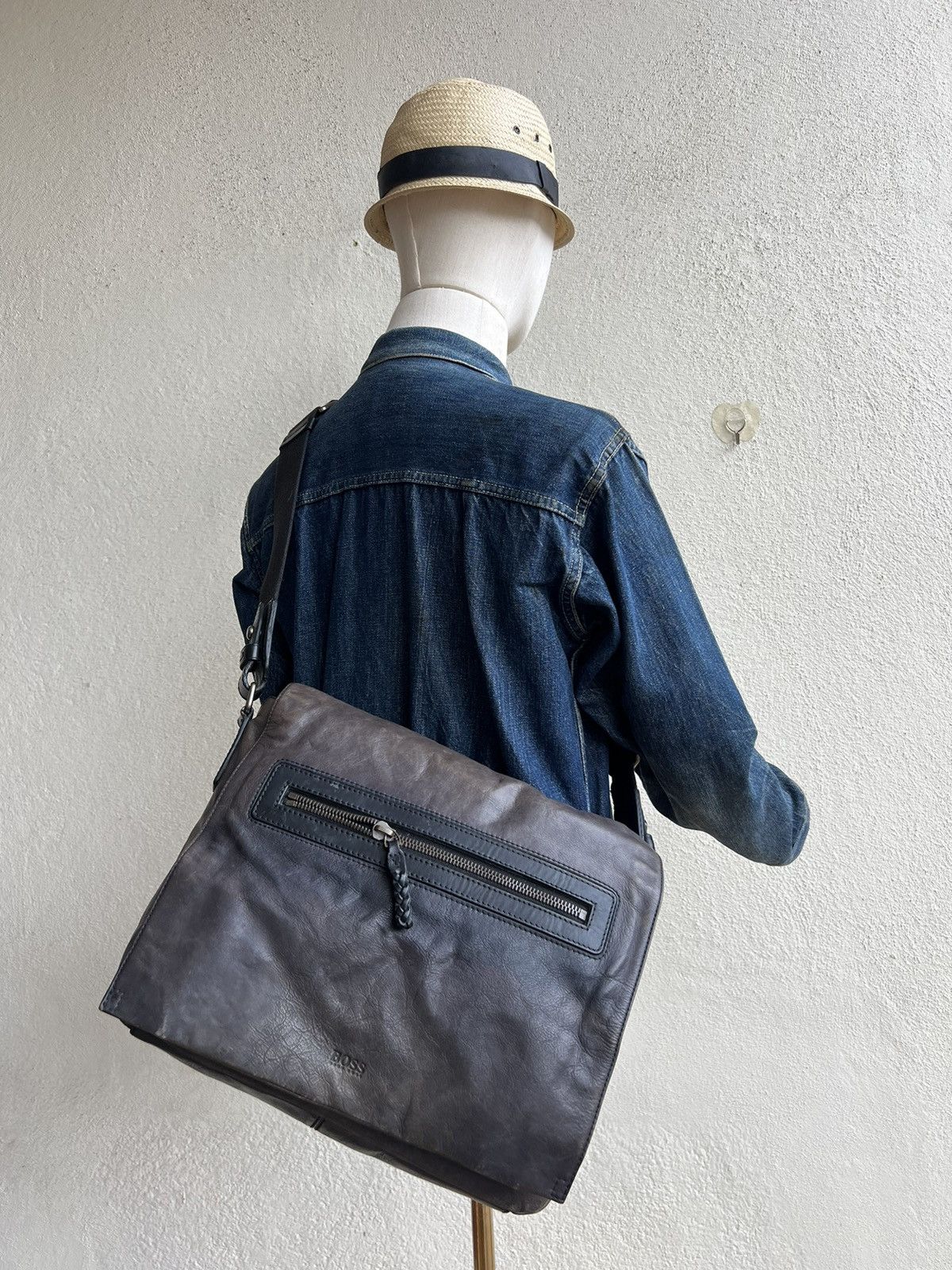 Hugo Boss × Leather Hugo Boss Fade Patina Leather Heavy Messenger Bag Size ONE SIZE - 1 Thumbnail