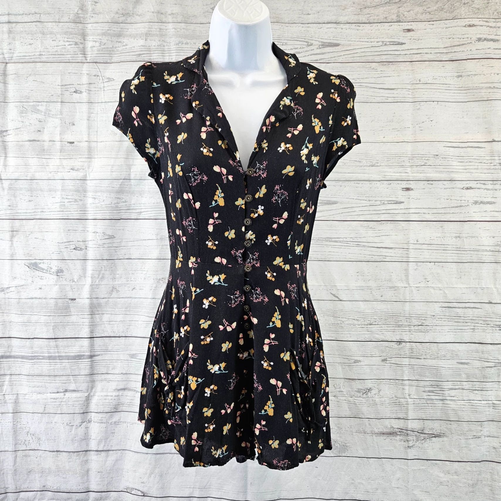 Vintage Kimchi Blue Romper Womens Black Pink Floral Pockets Short Sleeve Viscose Sz 0 Adult Womens Size 25" / US 0 / IT 36 - 2 Thumbnail