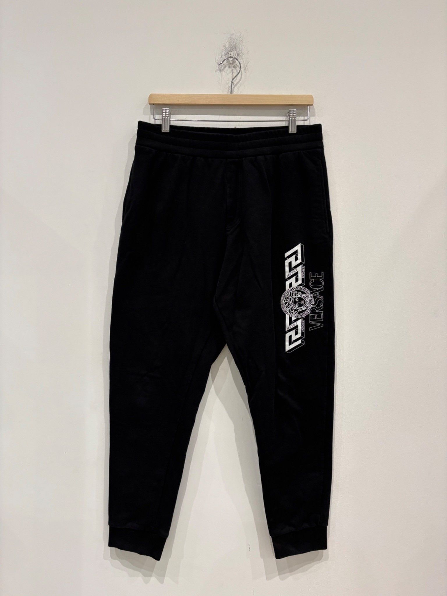 Versace Versace Greca Sweatpants Black Size US 30 / EU 46 - 1 Thumbnail