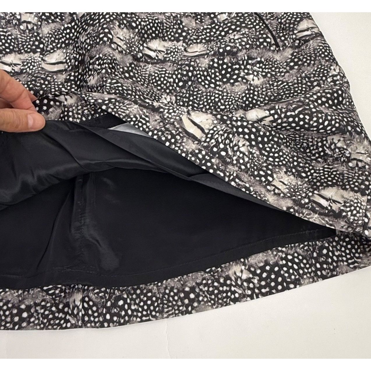 J.Crew J.Crew Black & Cream Feather Print Mini Skirt w/Pockets Size Size 28" / US 6 / IT 42 - 5 Thumbnail