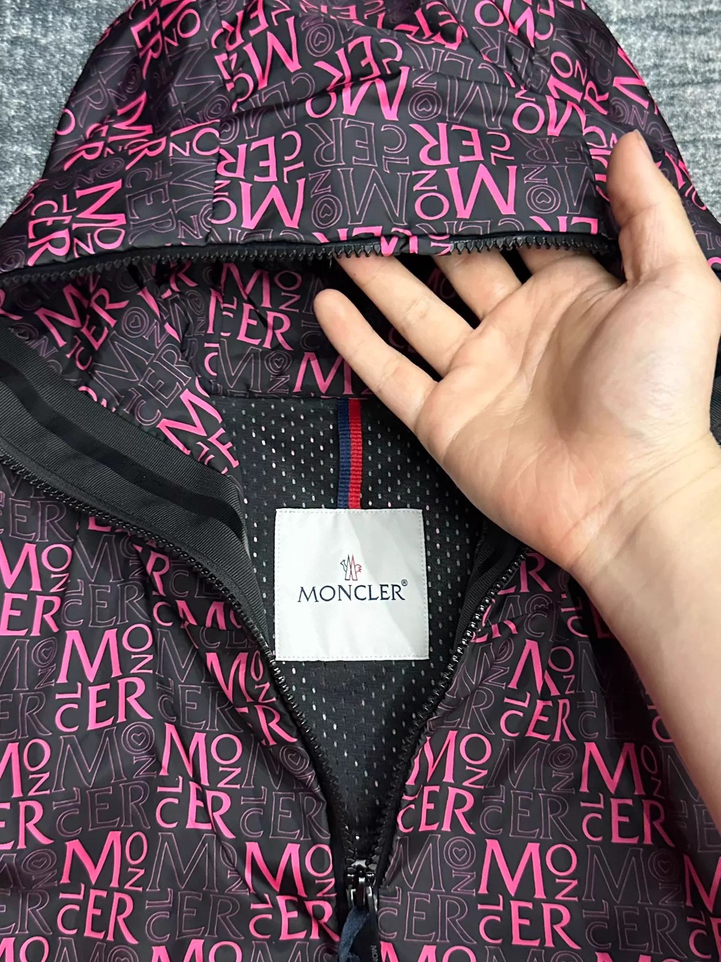 Moncler Moncler V-Day Limited Full Print Hooded Jacket M Size M / US 6-8 / IT 42-44 - 5 Thumbnail