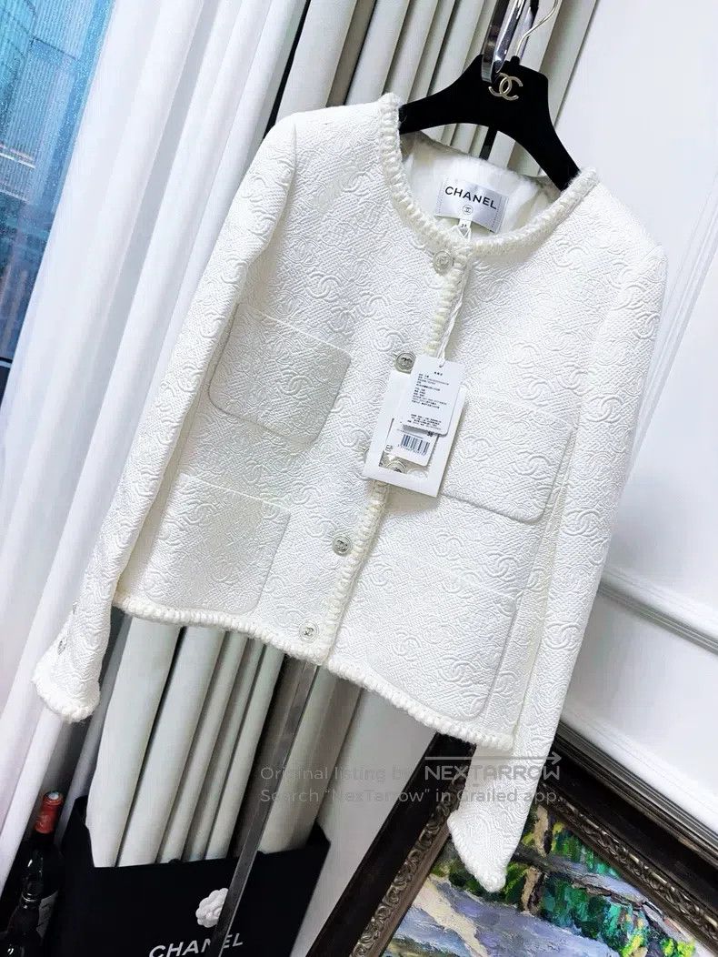 Chanel Chanel 21A Castle Series White Moonlight Relief Logo Four- Size XS / US 0-2 / IT 36-38 - 8 Thumbnail