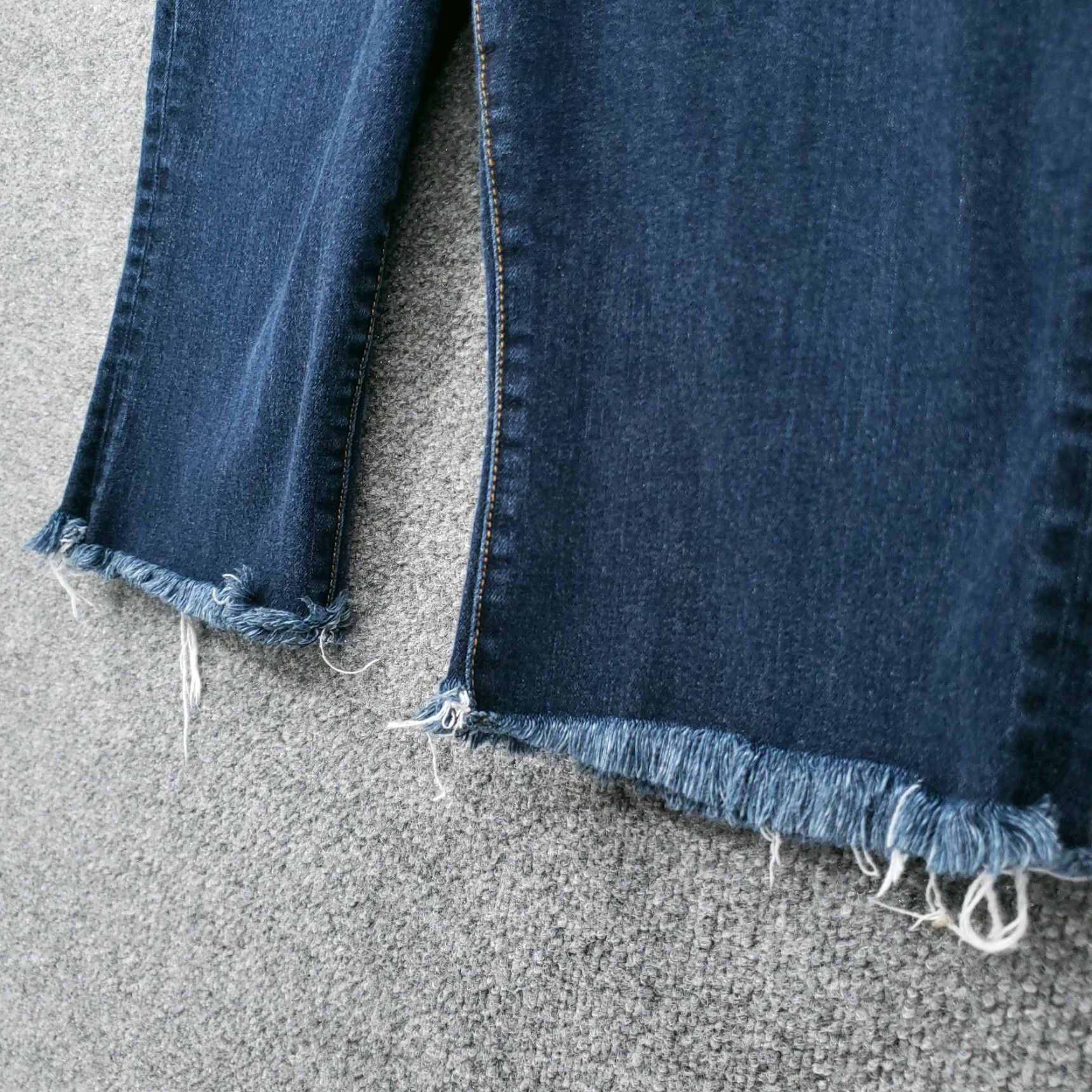 Talbots Talbots Shorts Womens 4 Blue Skimmer Mid Rise Fray Hem Pockets Dark Wash Denim"} Size 24" / US 00 / IT 34 - 7 Thumbnail