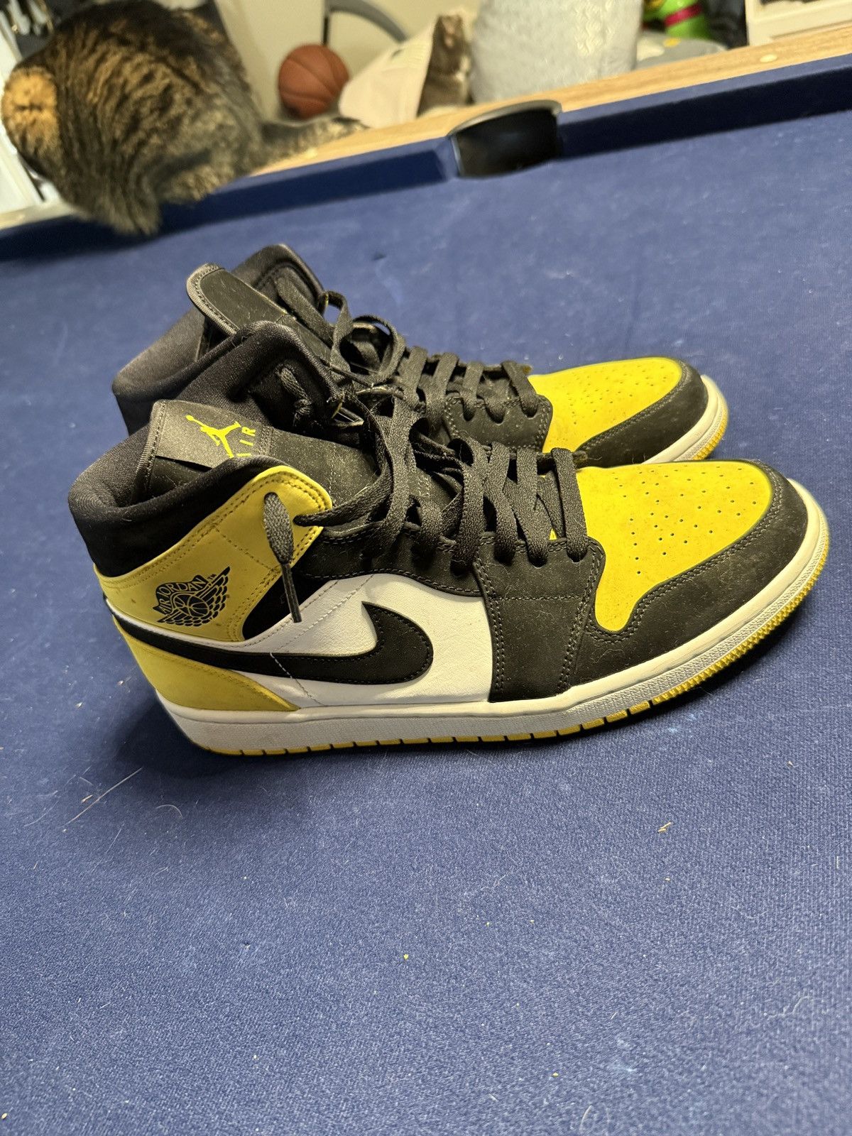 Jordan Brand Jordan 1 Mid Yellow Toe Black Size US 10 / EU 43 - 2 Thumbnail