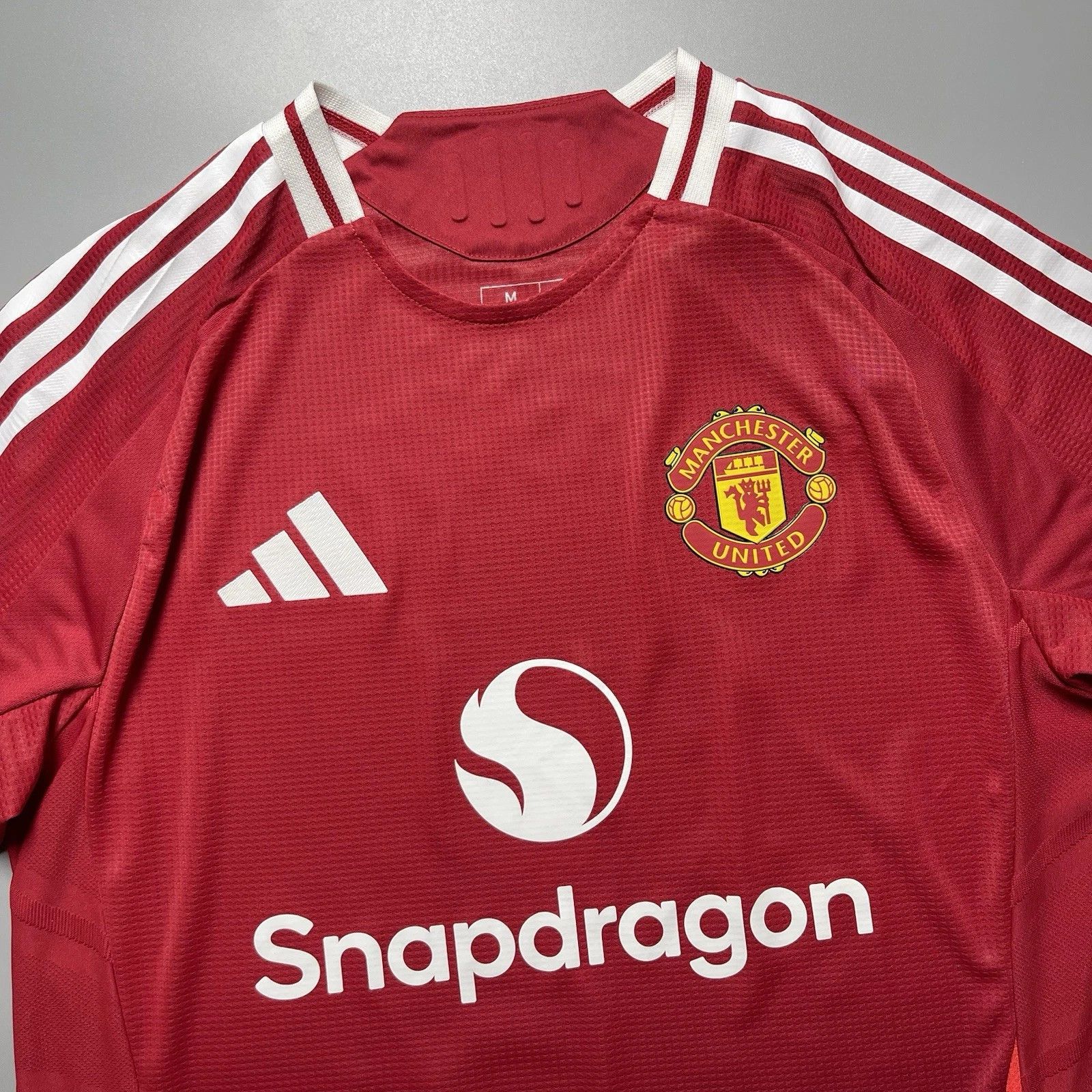 Adidas MAN UNITED ADIDAS 2024/2025 FOOTBALL HOME JERSEY #23 SHAW Size US M / EU 48-50 / 2 - 4 Thumbnail