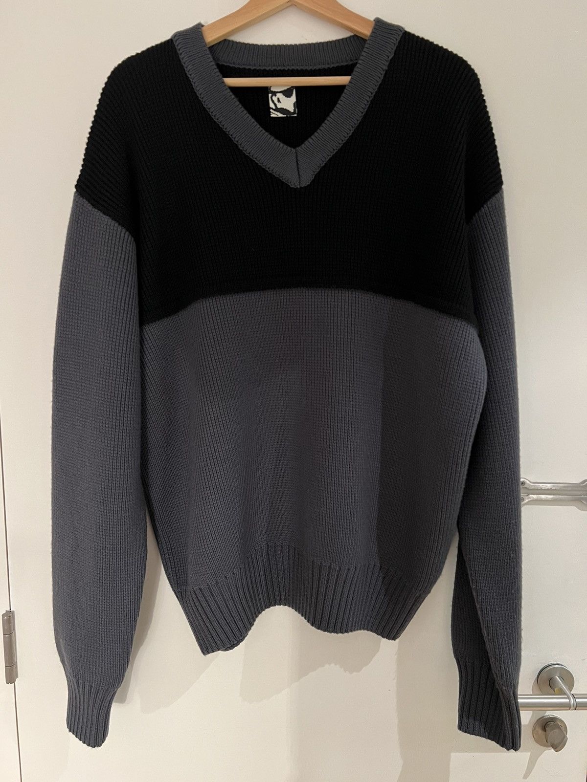 GR10K GR10K two-tone design V-neck jumper Wool Medium Black Grey Size US M / EU 48-50 / 2 - 5 Thumbnail