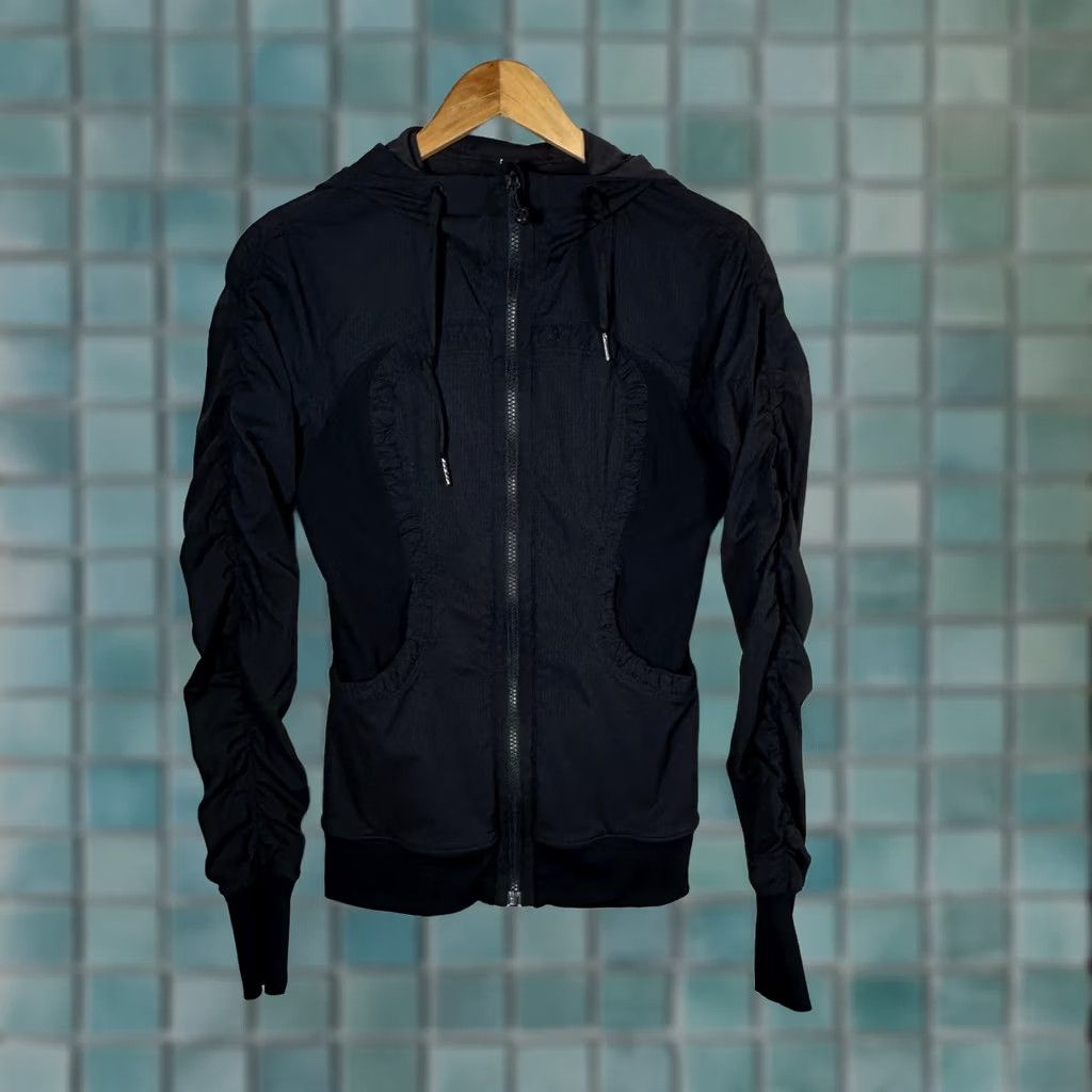 Lululemon Lululemon Stride Jacket Hoodie Full Zip Ruched Sleeve Black Women 6 Activewear Small? Size M / US 6-8 / IT 42-44 - 1 Thumbnail