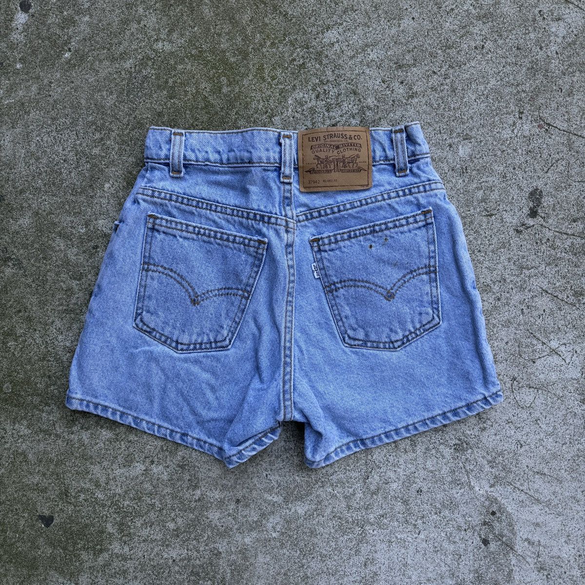 Levi's VINTAGE 90s LEVI’S WOMEN’S 950 RELAXED HIGH WAISTED SHORTS Size 24" / US 00 / IT 34 - 2 Thumbnail