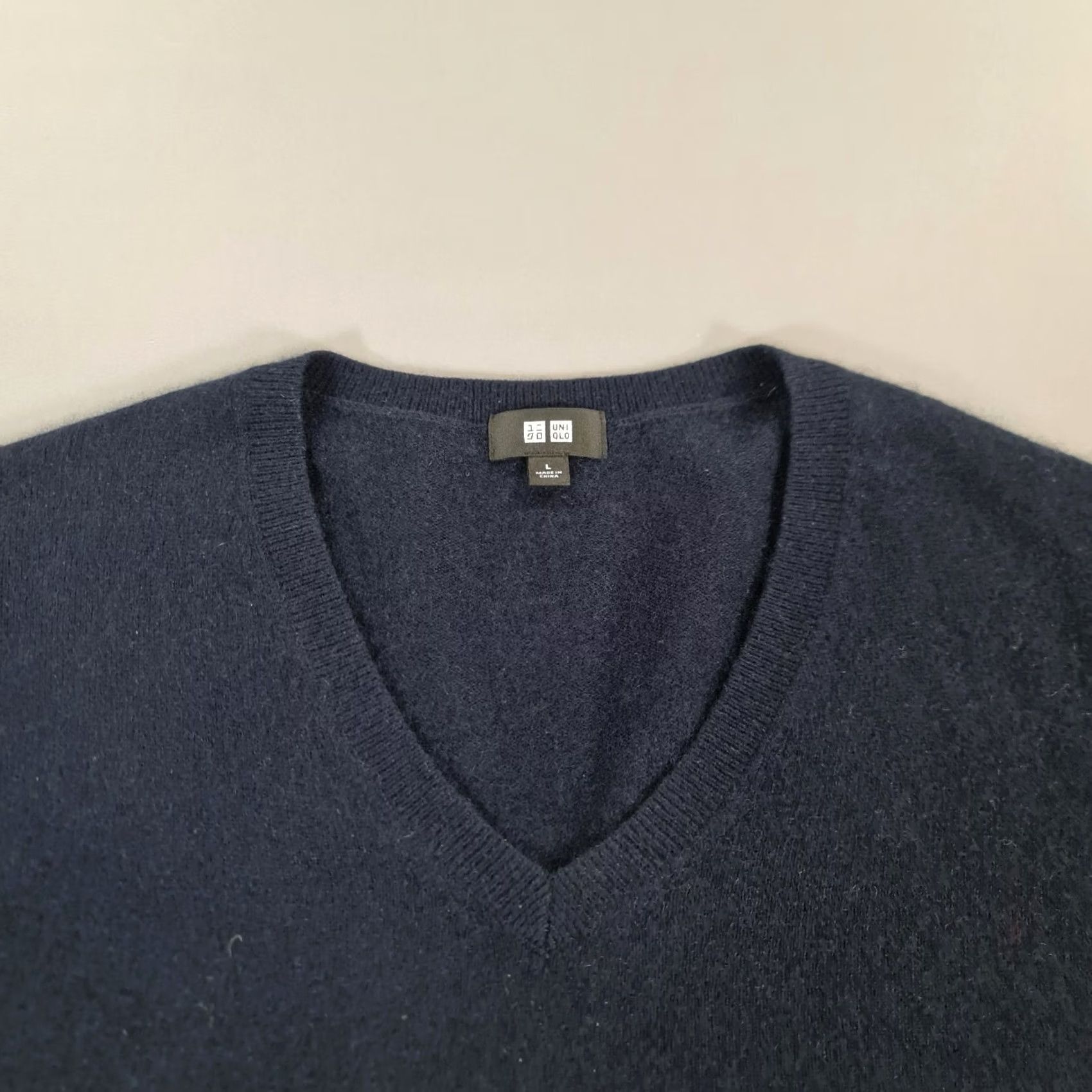Uniqlo Uniqlo Jumper Mens V-Neck Cashmere Navy Blue Large L Pullover Knit Hoodie? Size US L / EU 52-54 / 3 - 2 Thumbnail