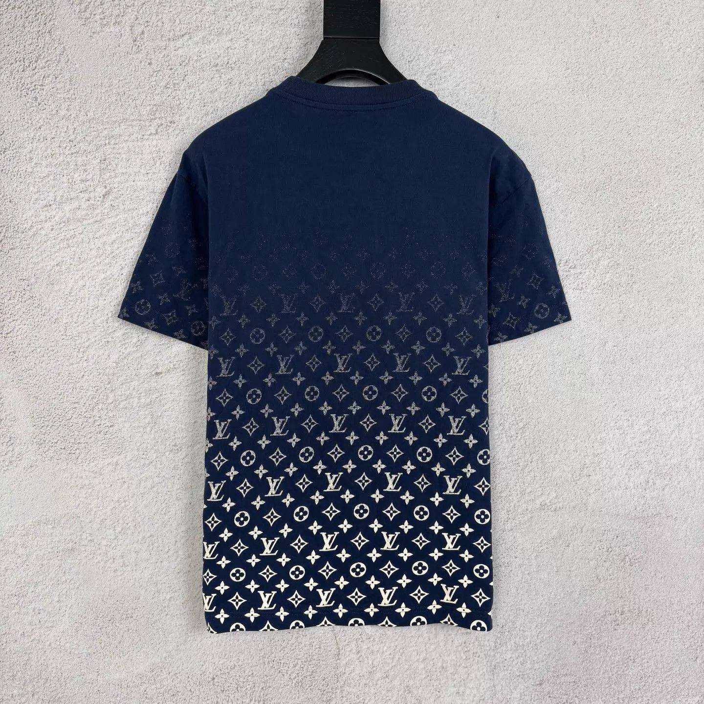 Louis Vuitton LV blue gradient logo short tee S new Size US S / EU 44-46 / 1 - 2 Thumbnail