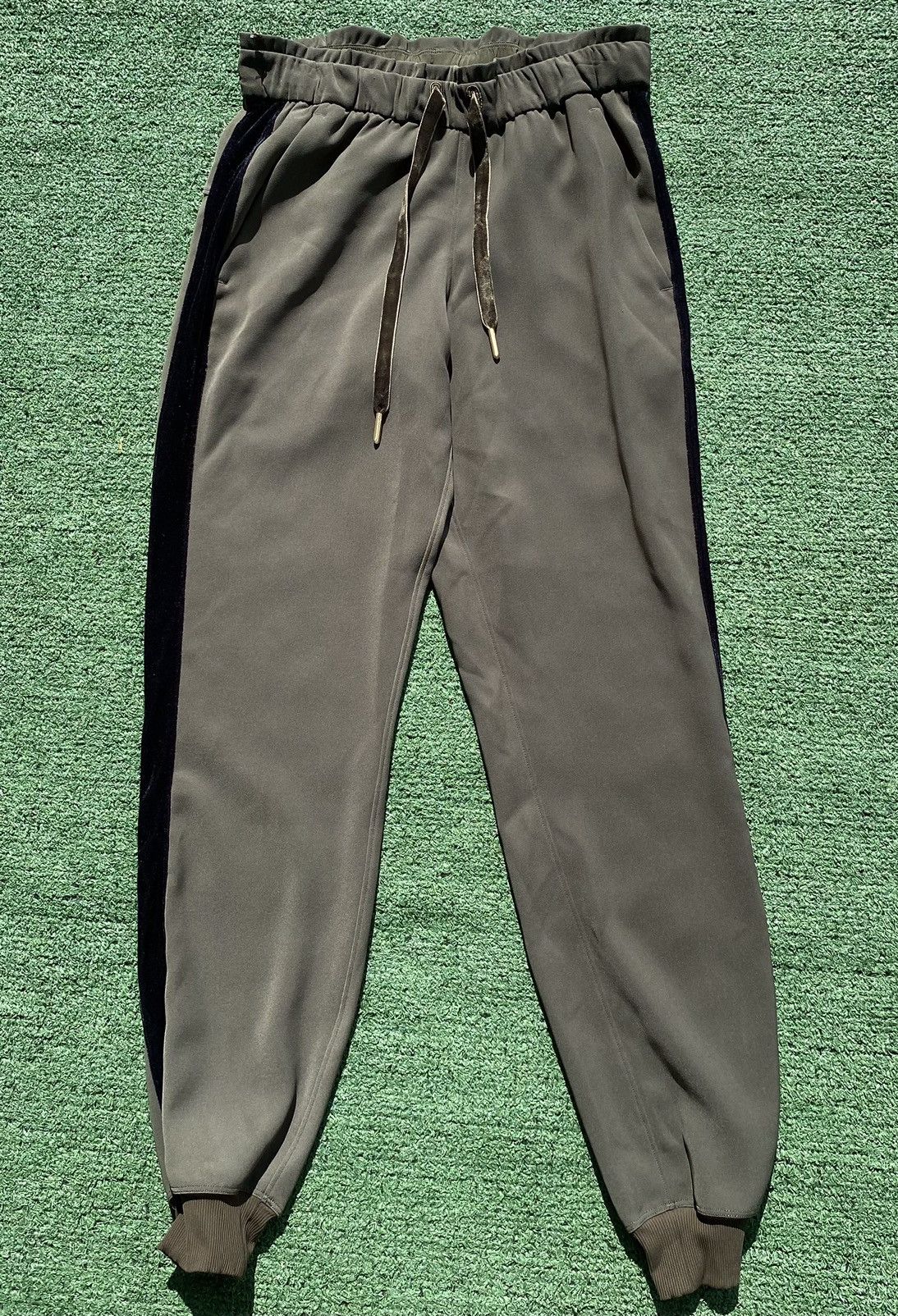 Lululemon Lululemon On the Fly Jogger Olive Green Velvet Trim Pants 2 Size 26" / US 2 / IT 38 - 1 Thumbnail