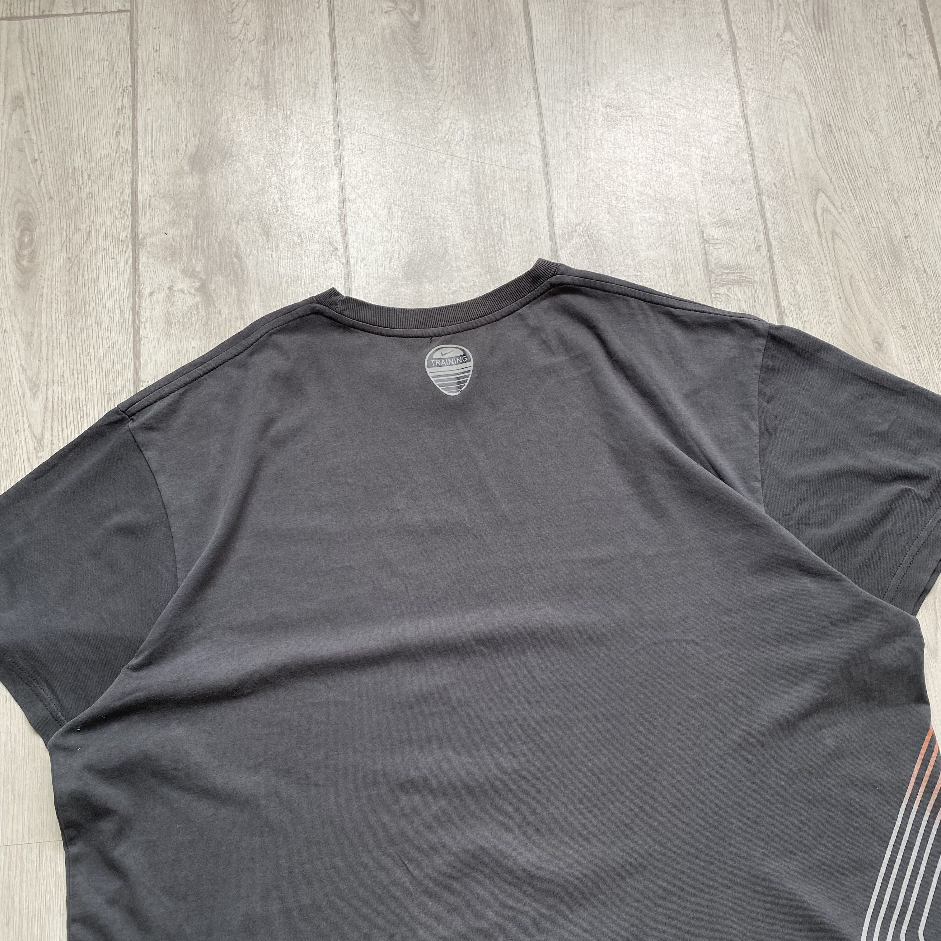 Nike 🦍Vintage Nike center logo tee swoosh distressed Size US XXL / EU 58 / 5 - 10 Thumbnail