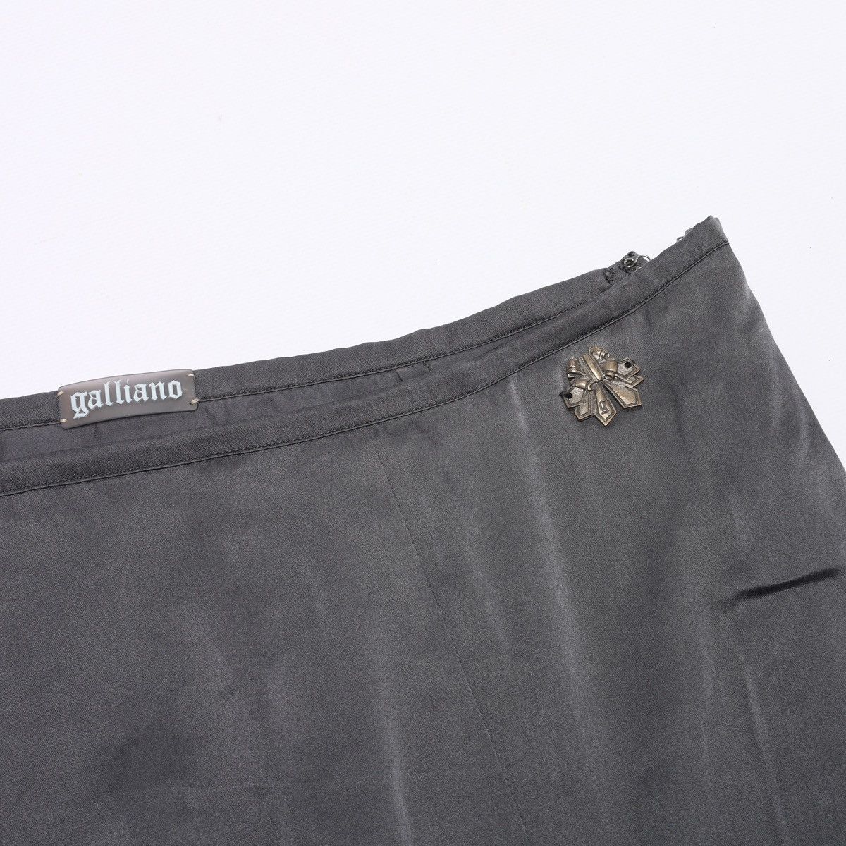 John Galliano Galliano Silk Mid Skirt Washed Grey with Brooch Size 27" / US 4 / IT 40 - 6 Thumbnail