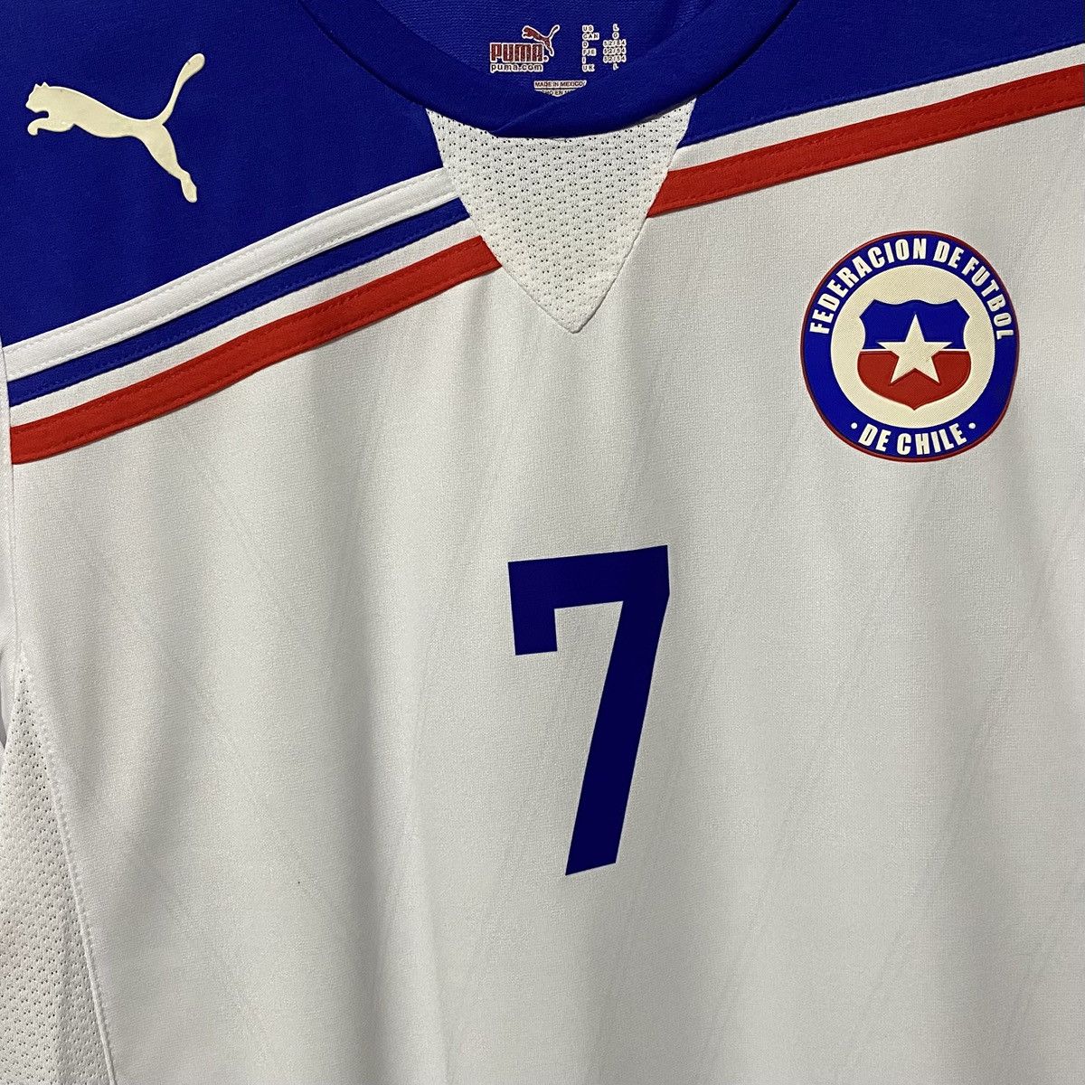 Puma Chile 2011-2012 Away Jersey Alexis Sanchez Size US L / EU 52-54 / 3 - 3 Thumbnail
