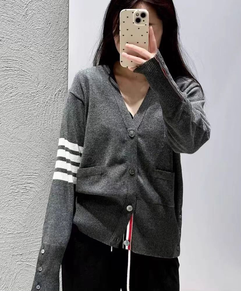 Thom Browne Thom Browne Grey Cashmere V-Neck Cardigan 3 L Size US L / EU 52-54 / 3 - 8 Thumbnail