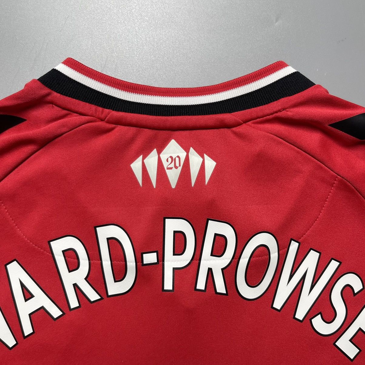 Hummel SOUTHAMPTON 2021/2022 FOOTBALL HOME JERSEY #8 WARD-PROWSE Size US S / EU 44-46 / 1 - 8 Thumbnail