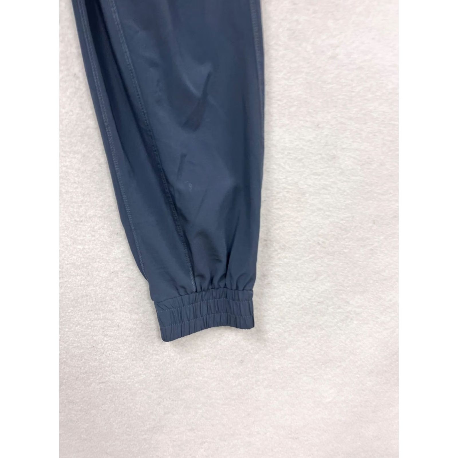 Lululemon Lululemon Windbreaker Jogger Pants Navy Womens XS/S Size S Regular Activewear Pants, Windbreaker, Jogger, Lululemon Logo, All Season Size 26" / US 2 / IT 38 - 4 Thumbnail