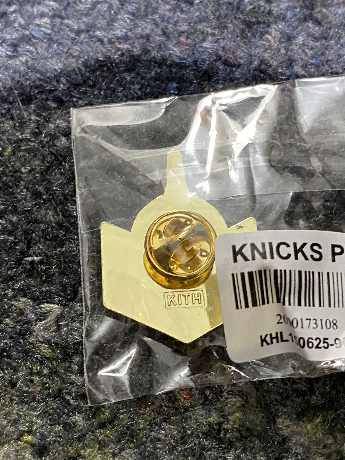 Kith × NBA Kith x New York Knicks Pin Size ONE SIZE - 2 Thumbnail