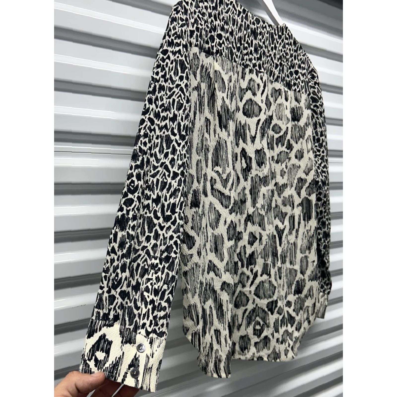 Vintage Derek Lam 10 Crosby Blouse Ice Ivory Leopard V-Neck Long Sleeve Silk Top 2 Women’s Size XS / US 0-2 / IT 36-38 - 4 Thumbnail