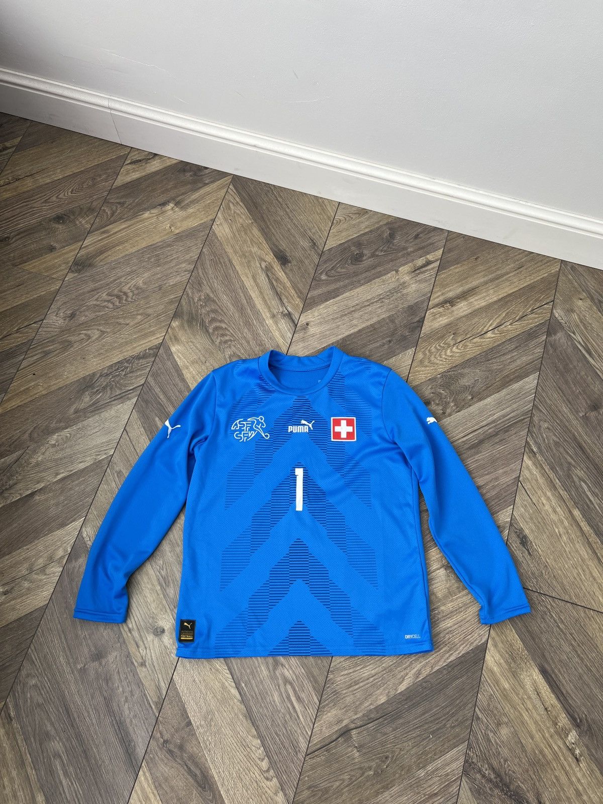 Puma Vintage Sommer Switzerland National Team Kids Jersey Size US XS / EU 42 / 0 - 4 Thumbnail