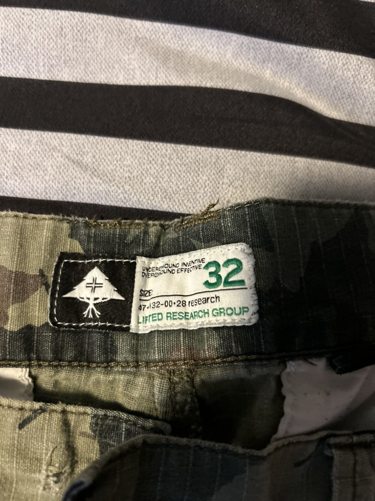 Vintage Vintage cargo camo shorts with patches Size US 32 / EU 48 - 2 Thumbnail