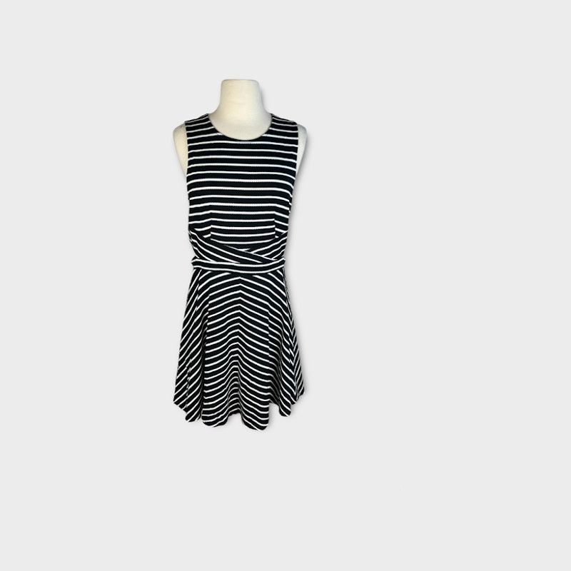 Target Basics Xhilaration | Cutout dress | Size Medium NWT Size M / US 6-8 / IT 42-44 - 7 Thumbnail