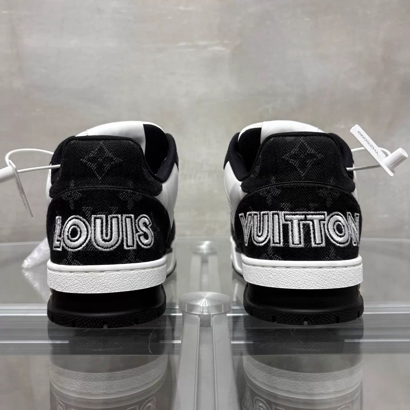Louis Vuitton LV Trainer Black & White Velcro UK3.5/37.5 YH25099 Size US 7 / IT 37 - 6 Thumbnail