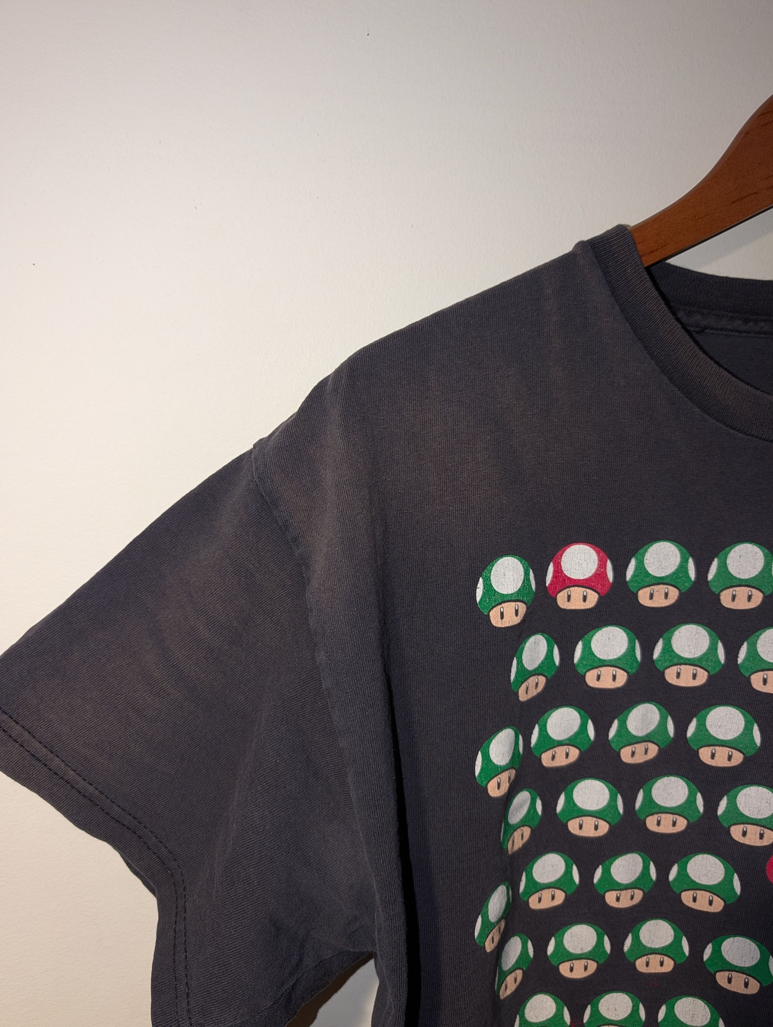 Nintendo Vintage 2010 Nintendo Super Mario Bros 1-Up Mushroom T-Shirt Size US L / EU 52-54 / 3 - 5 Thumbnail