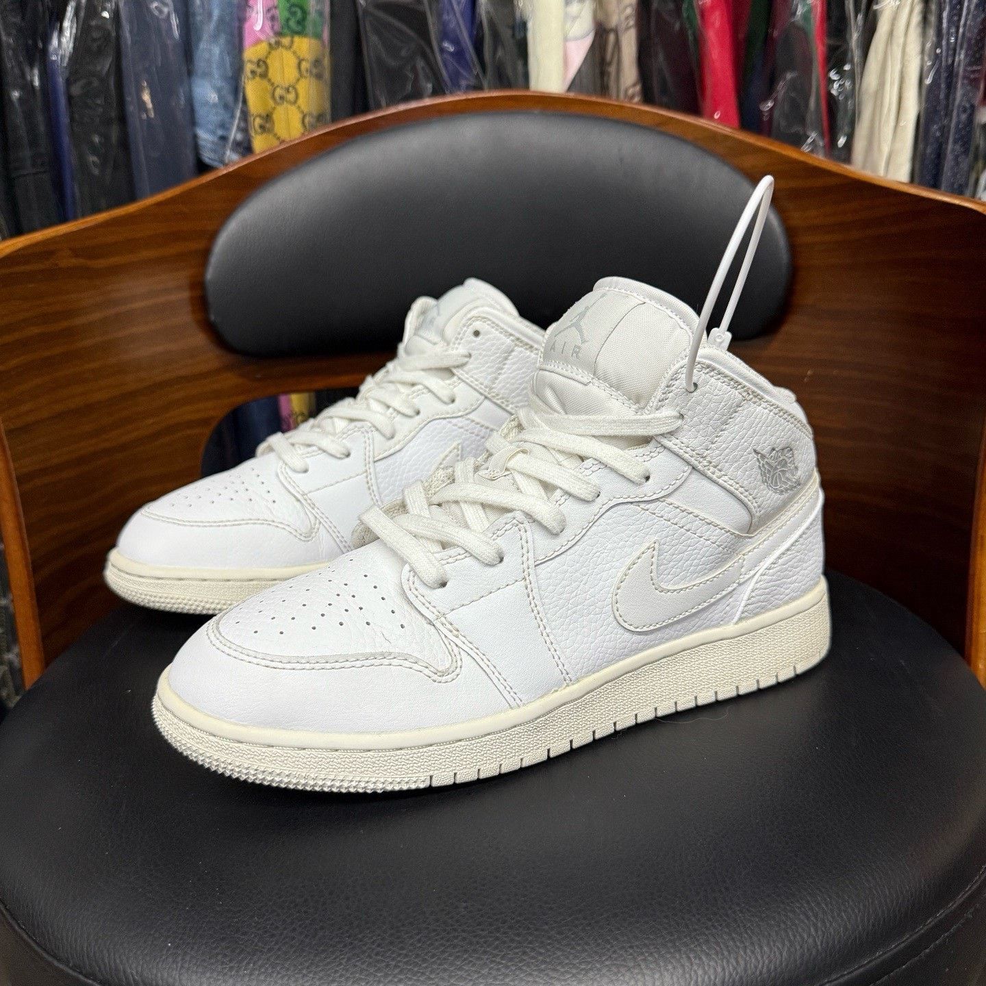 Nike Nike AJ1 White Lowtop Sneakers 38 Men Size US 6 / EU 39 - 1 Thumbnail